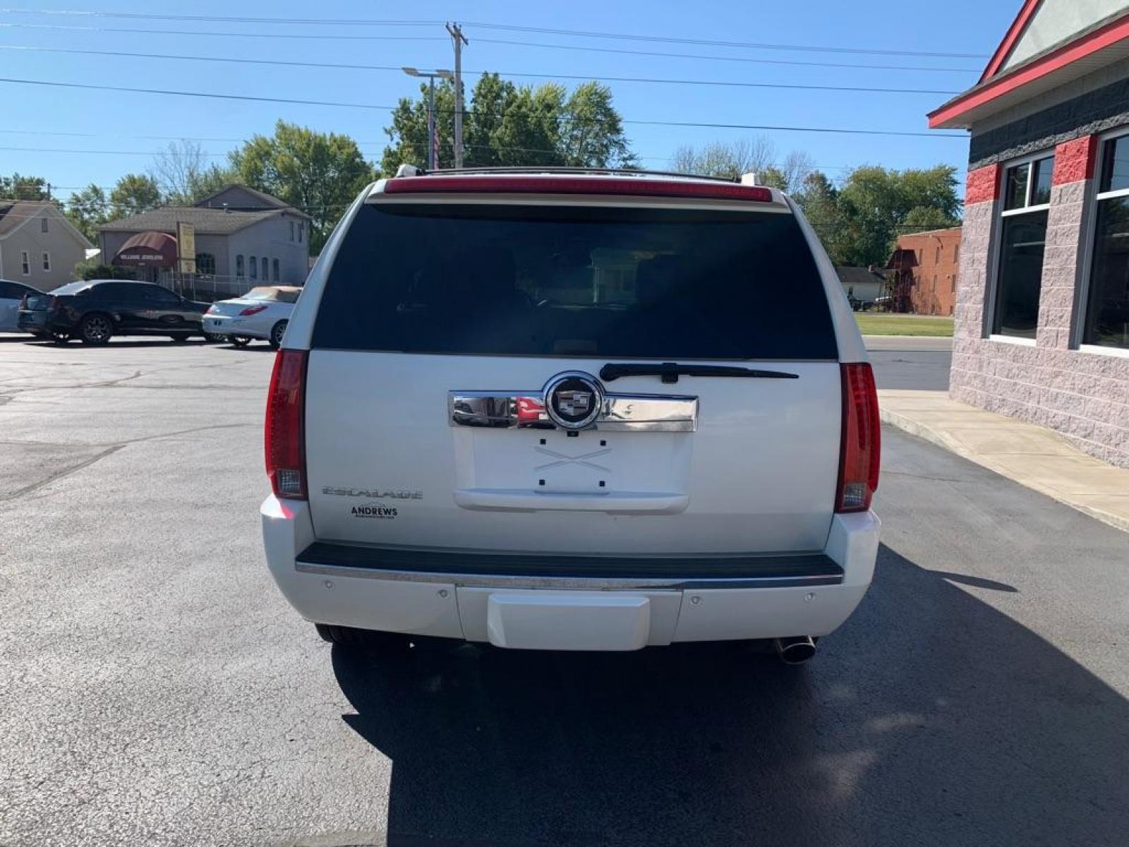2007 WHITE CADILLAC ESCALADE LUXURY (1GYFK63807R) with an 6.2L engine, Automatic transmission, located at 3100 Covert Avenue, Evansville, IN, 47714, (812) 473-4492, 37.955418, -87.512238 - Photo #3
