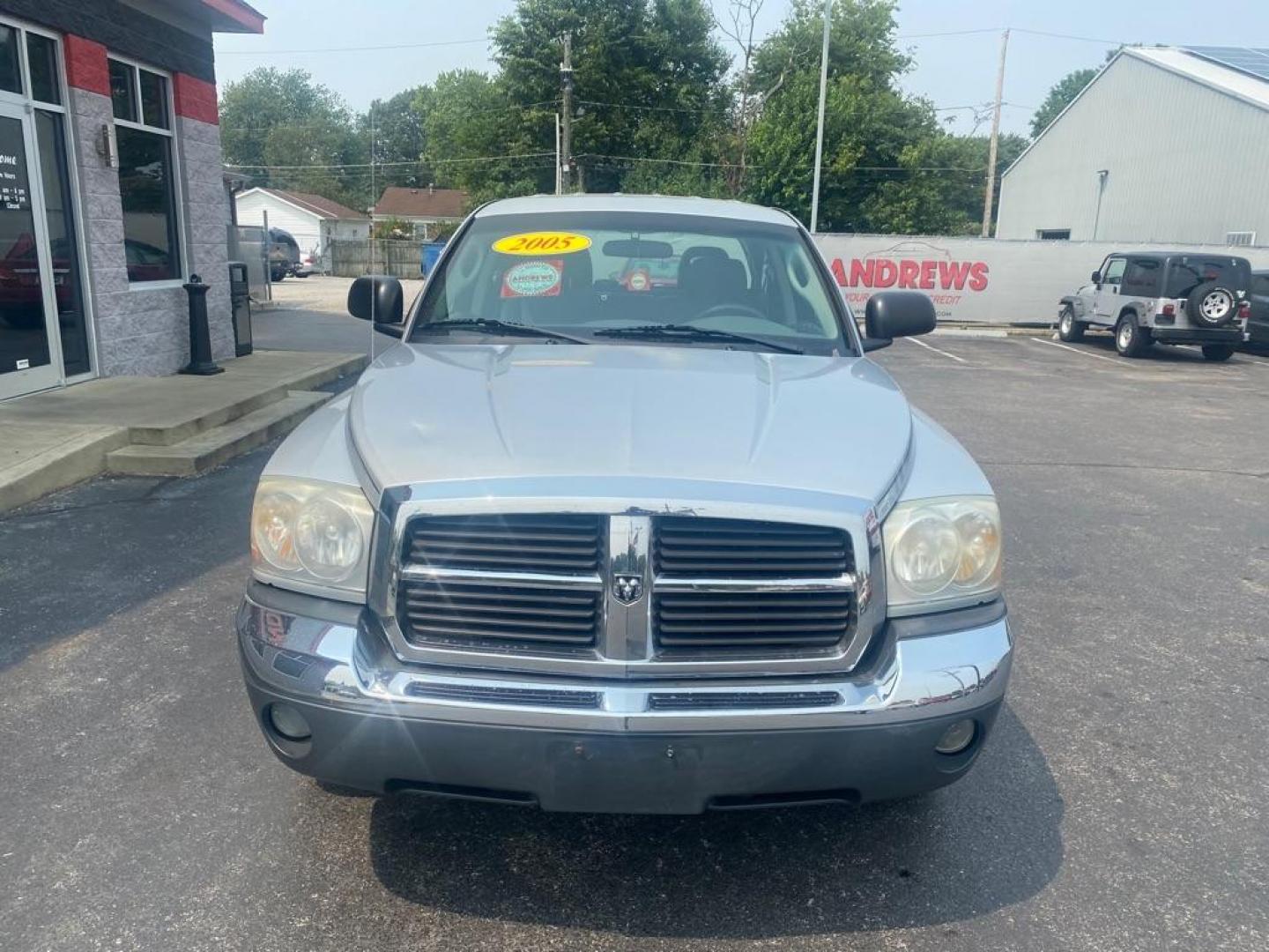 2005 SILVER DODGE DAKOTA QUAD SLT (1D7HW48NX5S) with an 4.7L engine, Automatic transmission, located at 3100 Covert Avenue, Evansville, IN, 47714, (812) 473-4492, 37.955418, -87.512238 - Photo#1