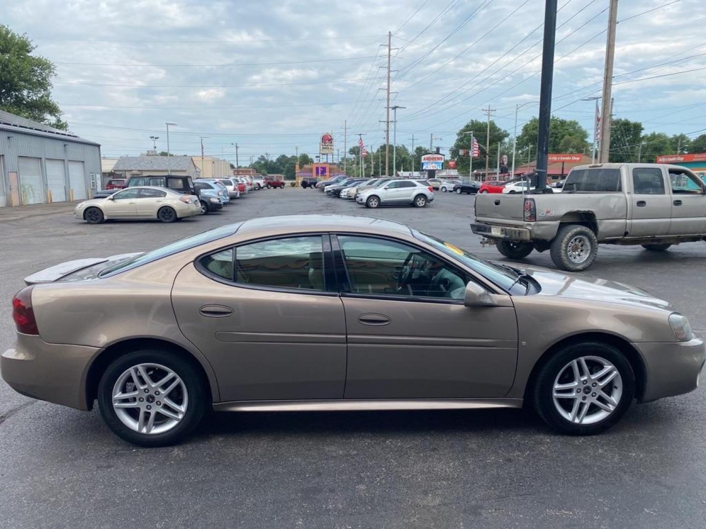 2006 GOLD PONTIAC GRAND PRIX GT (2G2WR554161) with an 3.8L engine, Automatic transmission, located at 3100 Covert Avenue, Evansville, IN, 47714, (812) 473-4492, 37.955418, -87.512238 - Photo#1