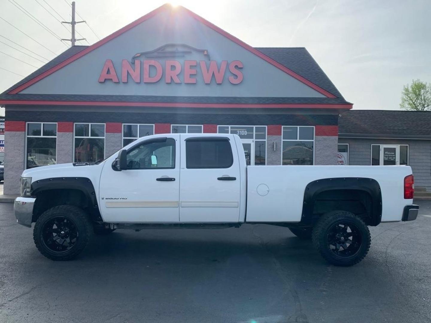 2009 WHITE CHEVROLET SILVERADO 2500 HEAVY DUTY LT (1GCHK53KX9F) with an 6.0L engine, Automatic transmission, located at 3100 Covert Avenue, Evansville, IN, 47714, (812) 473-4492, 37.955418, -87.512238 - Photo#0