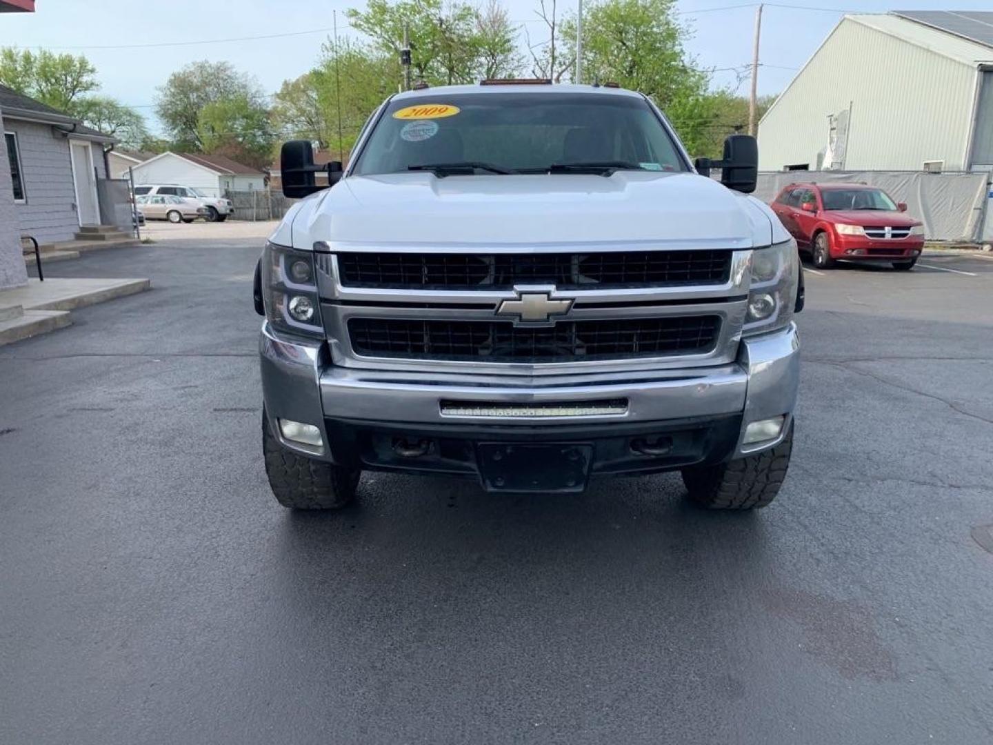 2009 WHITE CHEVROLET SILVERADO 2500 HEAVY DUTY LT (1GCHK53KX9F) with an 6.0L engine, Automatic transmission, located at 3100 Covert Avenue, Evansville, IN, 47714, (812) 473-4492, 37.955418, -87.512238 - Photo#1