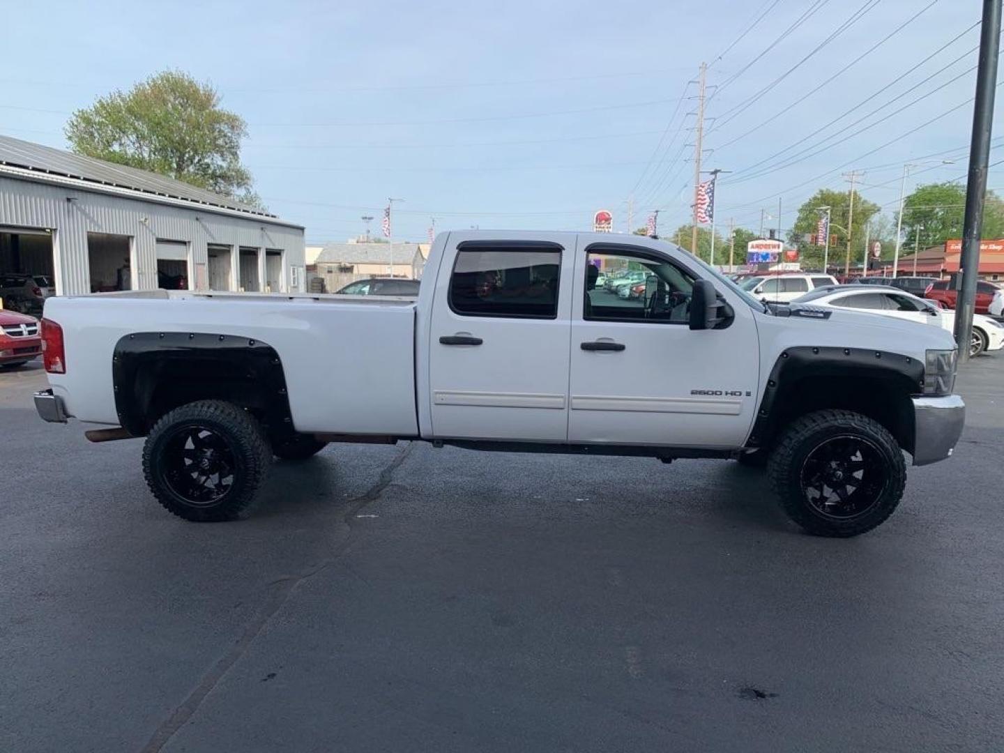 2009 WHITE CHEVROLET SILVERADO 2500 HEAVY DUTY LT (1GCHK53KX9F) with an 6.0L engine, Automatic transmission, located at 3100 Covert Avenue, Evansville, IN, 47714, (812) 473-4492, 37.955418, -87.512238 - Photo#2