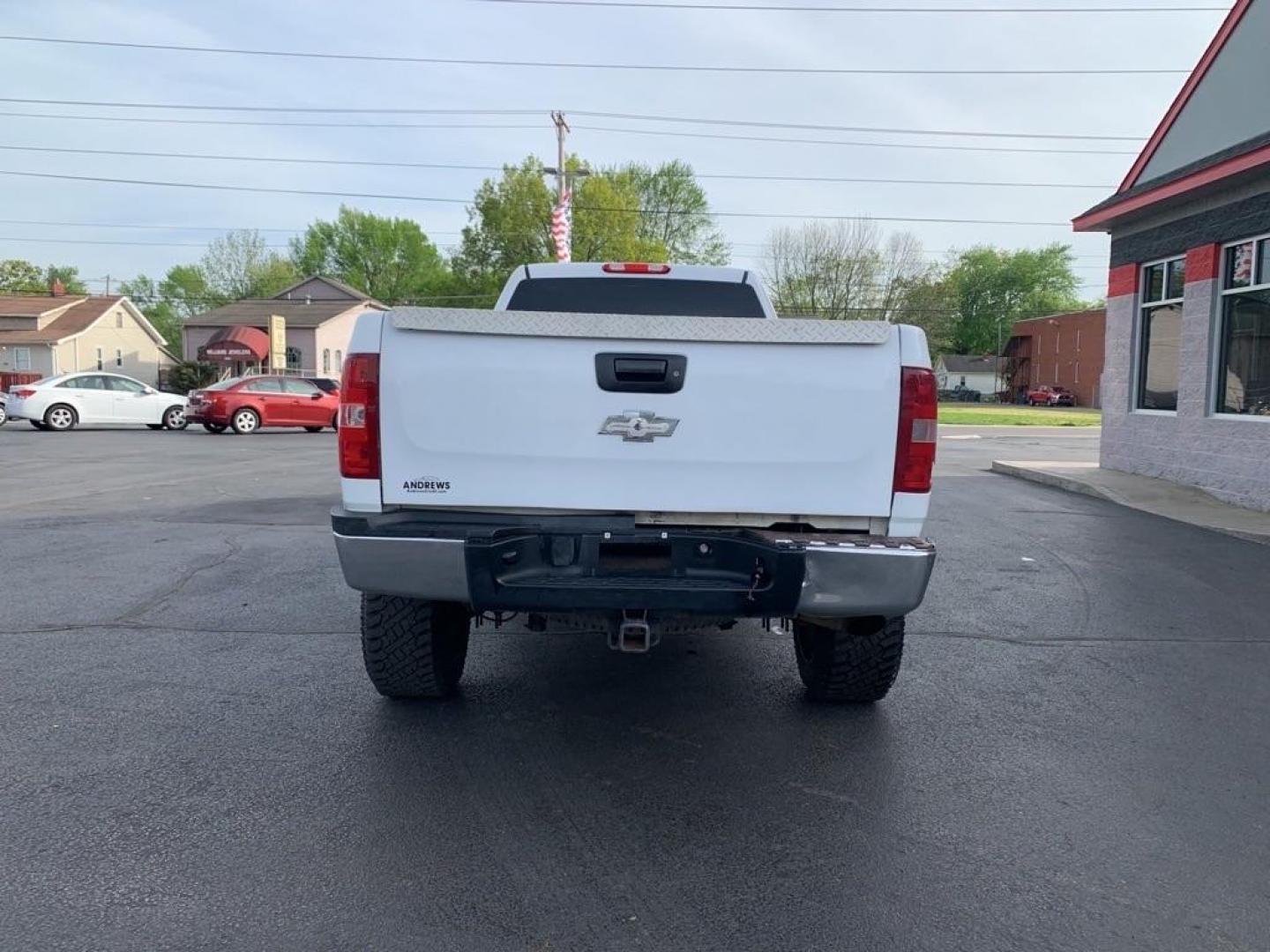 2009 WHITE CHEVROLET SILVERADO 2500 HEAVY DUTY LT (1GCHK53KX9F) with an 6.0L engine, Automatic transmission, located at 3100 Covert Avenue, Evansville, IN, 47714, (812) 473-4492, 37.955418, -87.512238 - Photo#3