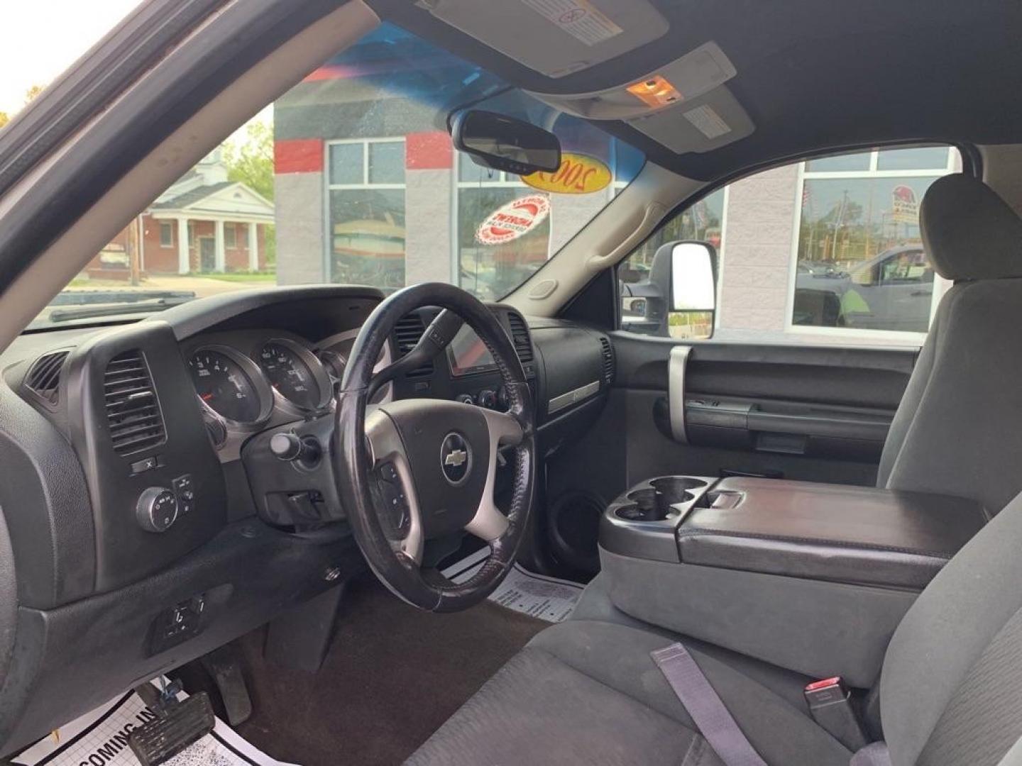 2009 WHITE CHEVROLET SILVERADO 2500 HEAVY DUTY LT (1GCHK53KX9F) with an 6.0L engine, Automatic transmission, located at 3100 Covert Avenue, Evansville, IN, 47714, (812) 473-4492, 37.955418, -87.512238 - Photo#4