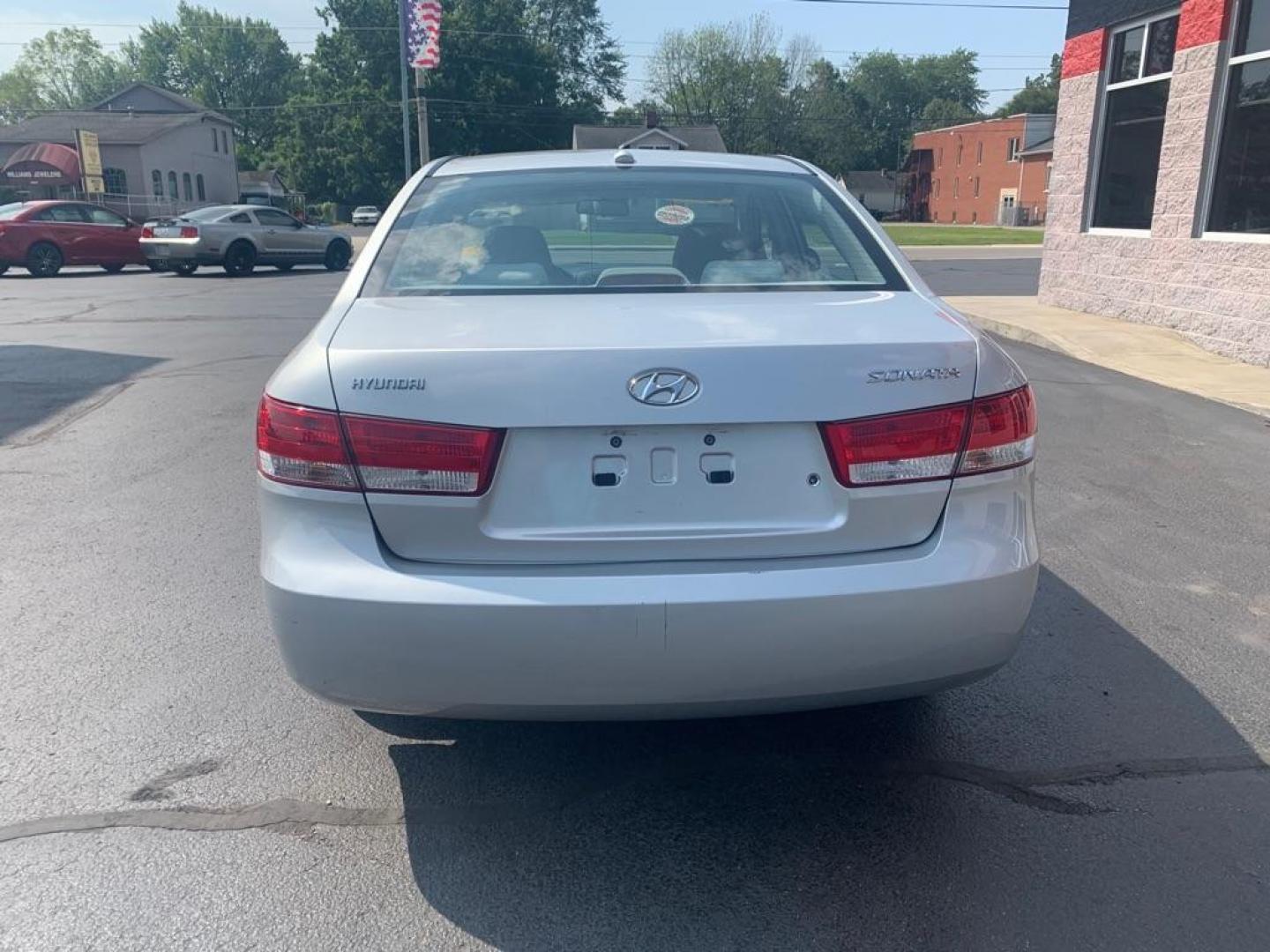 2007 SILVER HYUNDAI SONATA GLS (5NPET46C77H) with an 2.4L engine, Automatic transmission, located at 3100 Covert Avenue, Evansville, IN, 47714, (812) 473-4492, 37.955418, -87.512238 - Photo#3