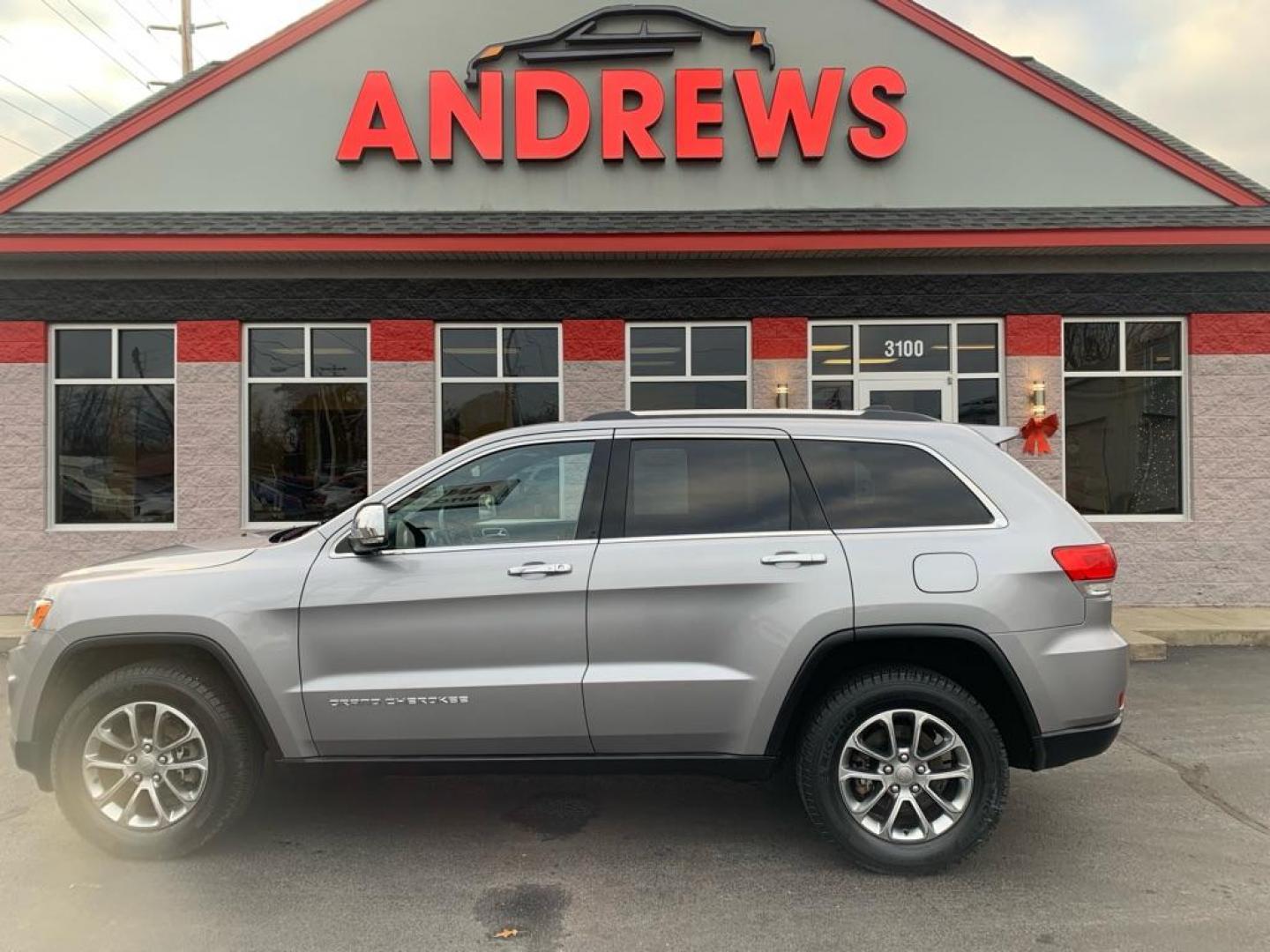 2015 SILVER JEEP GRAND CHEROKEE LIMITED (1C4RJFBG7FC) with an 3.6L engine, Automatic transmission, located at 3100 Covert Avenue, Evansville, IN, 47714, (812) 473-4492, 37.955418, -87.512238 - Photo#0