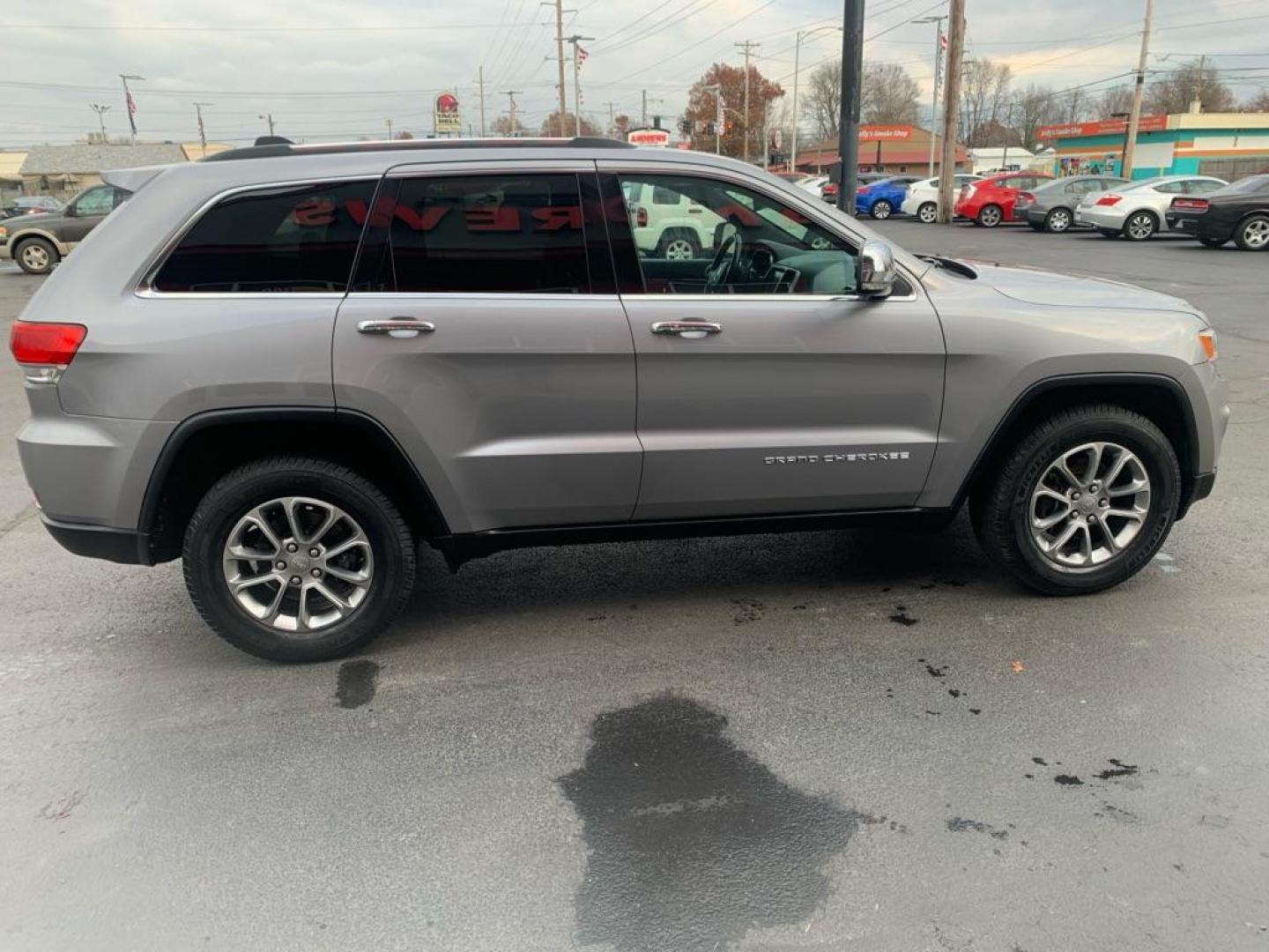 2015 SILVER JEEP GRAND CHEROKEE LIMITED (1C4RJFBG7FC) with an 3.6L engine, Automatic transmission, located at 3100 Covert Avenue, Evansville, IN, 47714, (812) 473-4492, 37.955418, -87.512238 - Photo#1