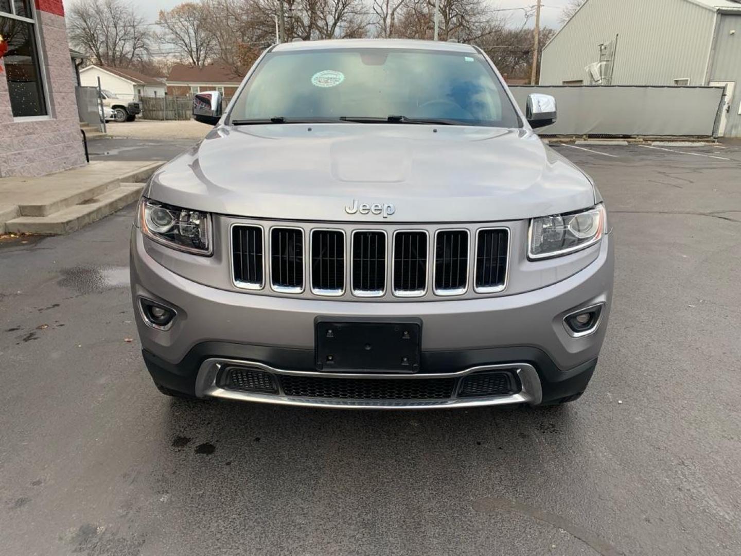 2015 SILVER JEEP GRAND CHEROKEE LIMITED (1C4RJFBG7FC) with an 3.6L engine, Automatic transmission, located at 3100 Covert Avenue, Evansville, IN, 47714, (812) 473-4492, 37.955418, -87.512238 - Photo#2