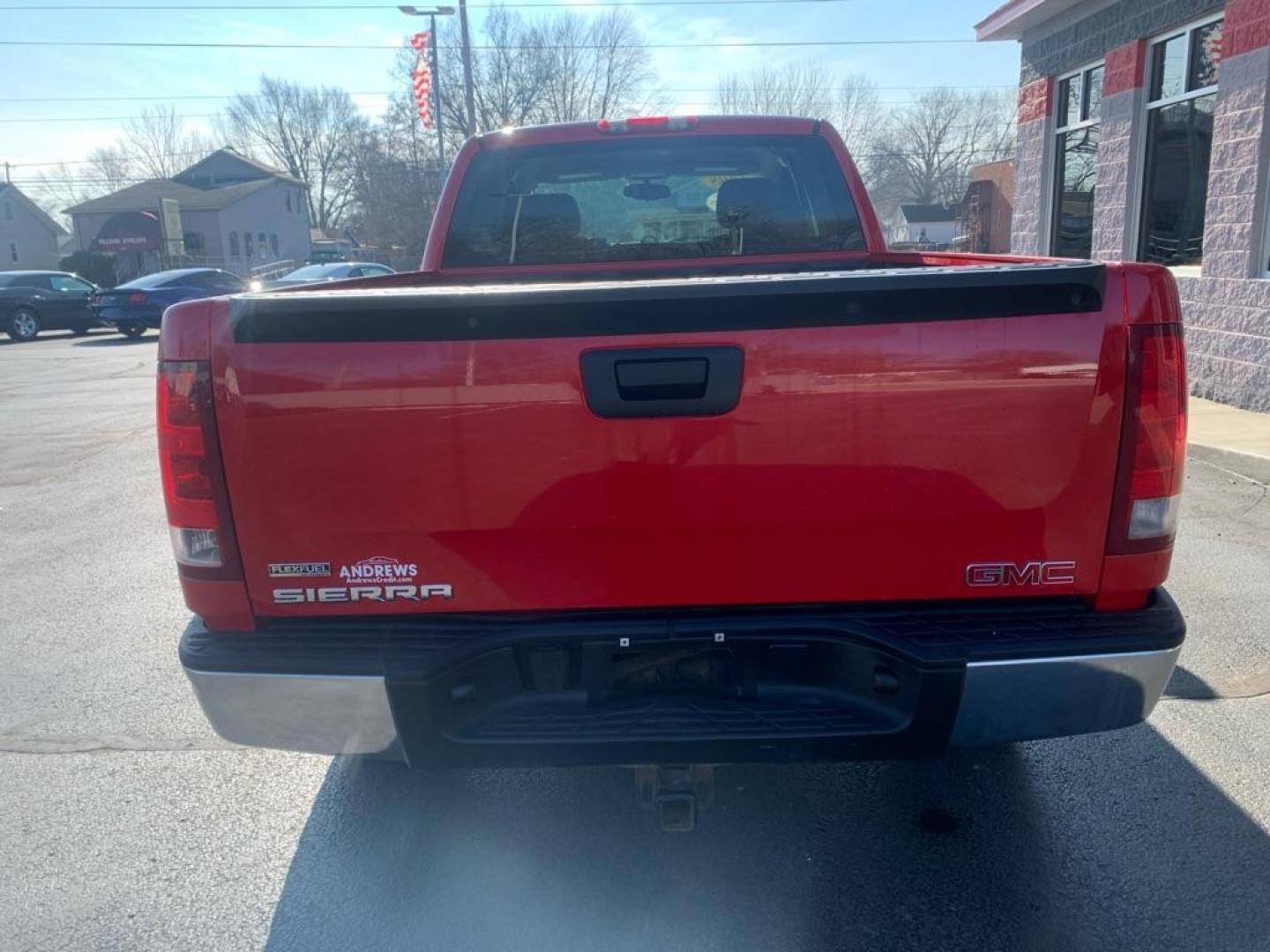 2009 RED GMC SIERRA 1500 (1GTEK19039Z) with an 5.3L engine, Automatic transmission, located at 3100 Covert Avenue, Evansville, IN, 47714, (812) 473-4492, 37.955418, -87.512238 - Photo#3