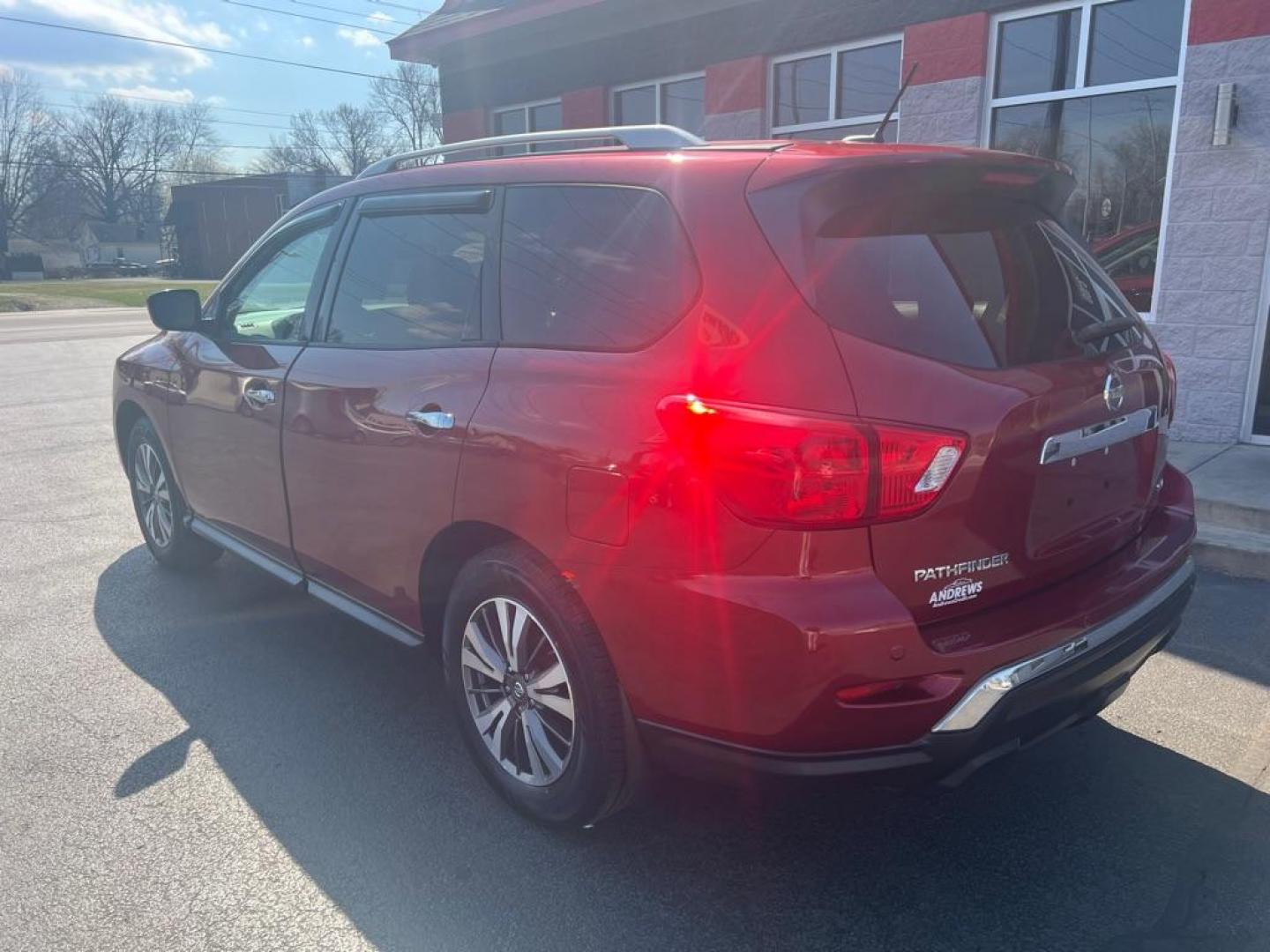 2017 RED NISSAN PATHFINDER S (5N1DR2MN0HC) with an 3.5L engine, Continuously Variable transmission, located at 3100 Covert Avenue, Evansville, IN, 47714, (812) 473-4492, 37.955418, -87.512238 - Photo#4