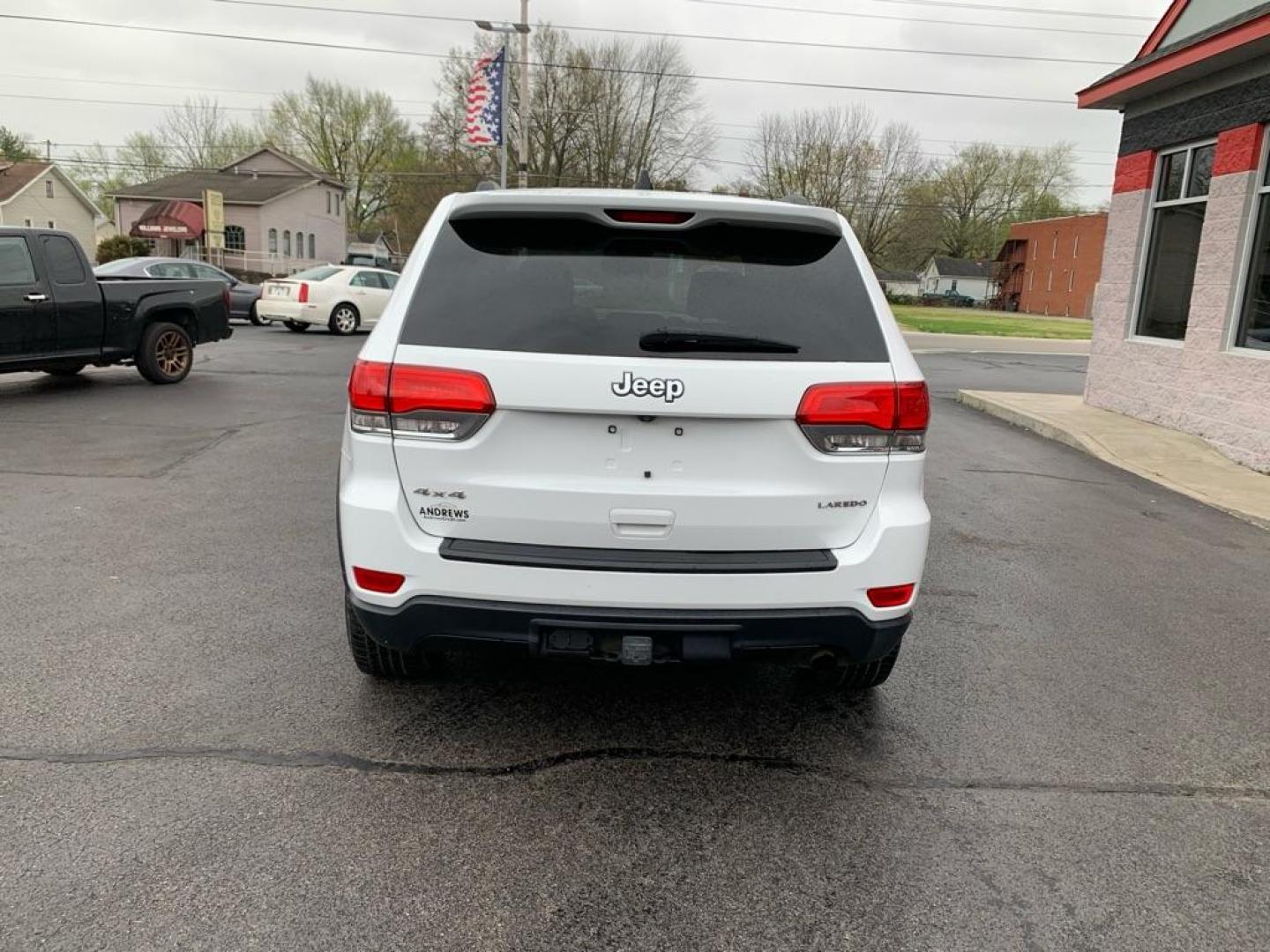 2014 WHITE JEEP GRAND CHEROKEE LAREDO (1C4RJFAG2EC) with an 3.6L engine, Automatic transmission, located at 3100 Covert Avenue, Evansville, IN, 47714, (812) 473-4492, 37.955418, -87.512238 - Photo#3