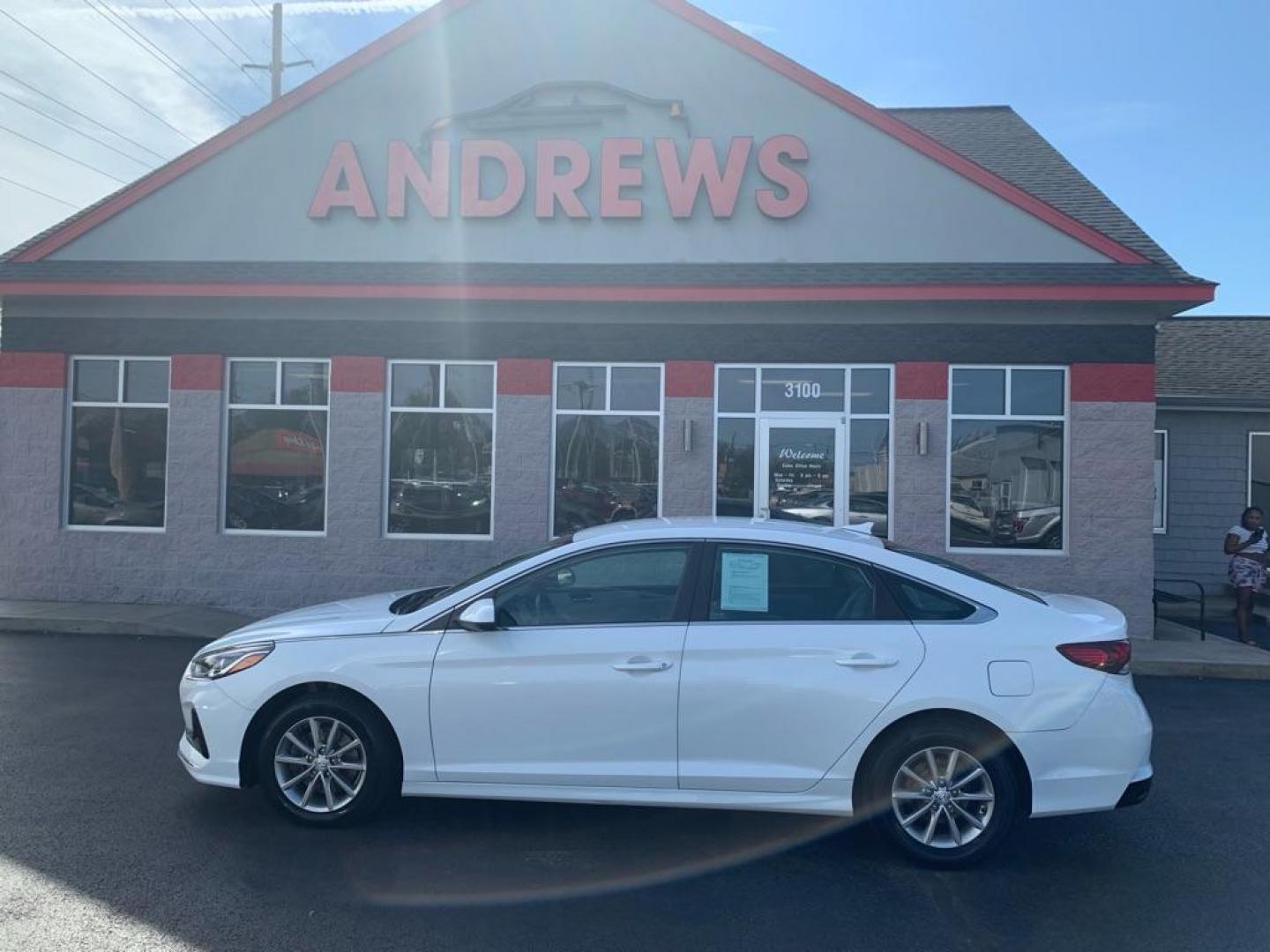 2019 WHITE HYUNDAI SONATA SE (5NPE24AF8KH) with an 2.4L engine, Automatic transmission, located at 3100 Covert Avenue, Evansville, IN, 47714, (812) 473-4492, 37.955418, -87.512238 - Photo#0