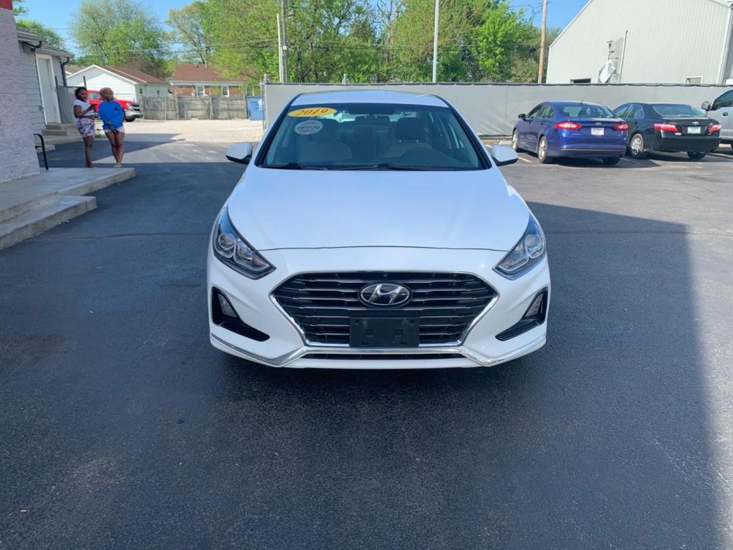 2019 WHITE HYUNDAI SONATA SE (5NPE24AF8KH) with an 2.4L engine, Automatic transmission, located at 3100 Covert Avenue, Evansville, IN, 47714, (812) 473-4492, 37.955418, -87.512238 - Photo#1