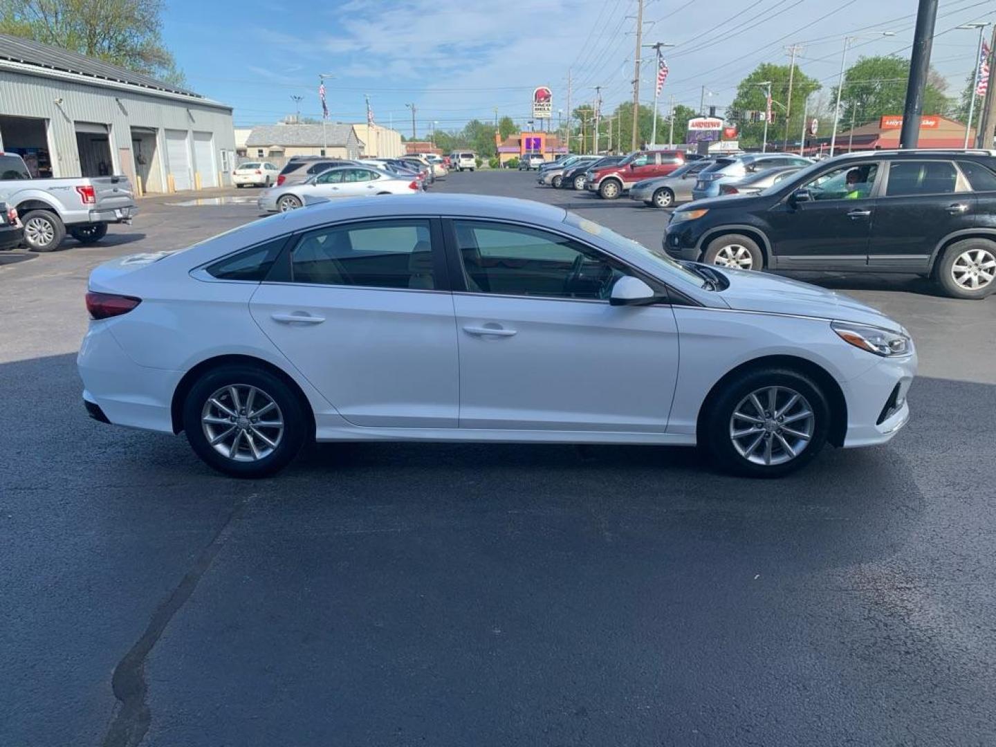 2019 WHITE HYUNDAI SONATA SE (5NPE24AF8KH) with an 2.4L engine, Automatic transmission, located at 3100 Covert Avenue, Evansville, IN, 47714, (812) 473-4492, 37.955418, -87.512238 - Photo#2