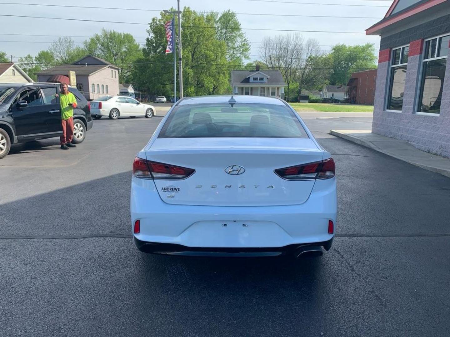 2019 WHITE HYUNDAI SONATA SE (5NPE24AF8KH) with an 2.4L engine, Automatic transmission, located at 3100 Covert Avenue, Evansville, IN, 47714, (812) 473-4492, 37.955418, -87.512238 - Photo#3