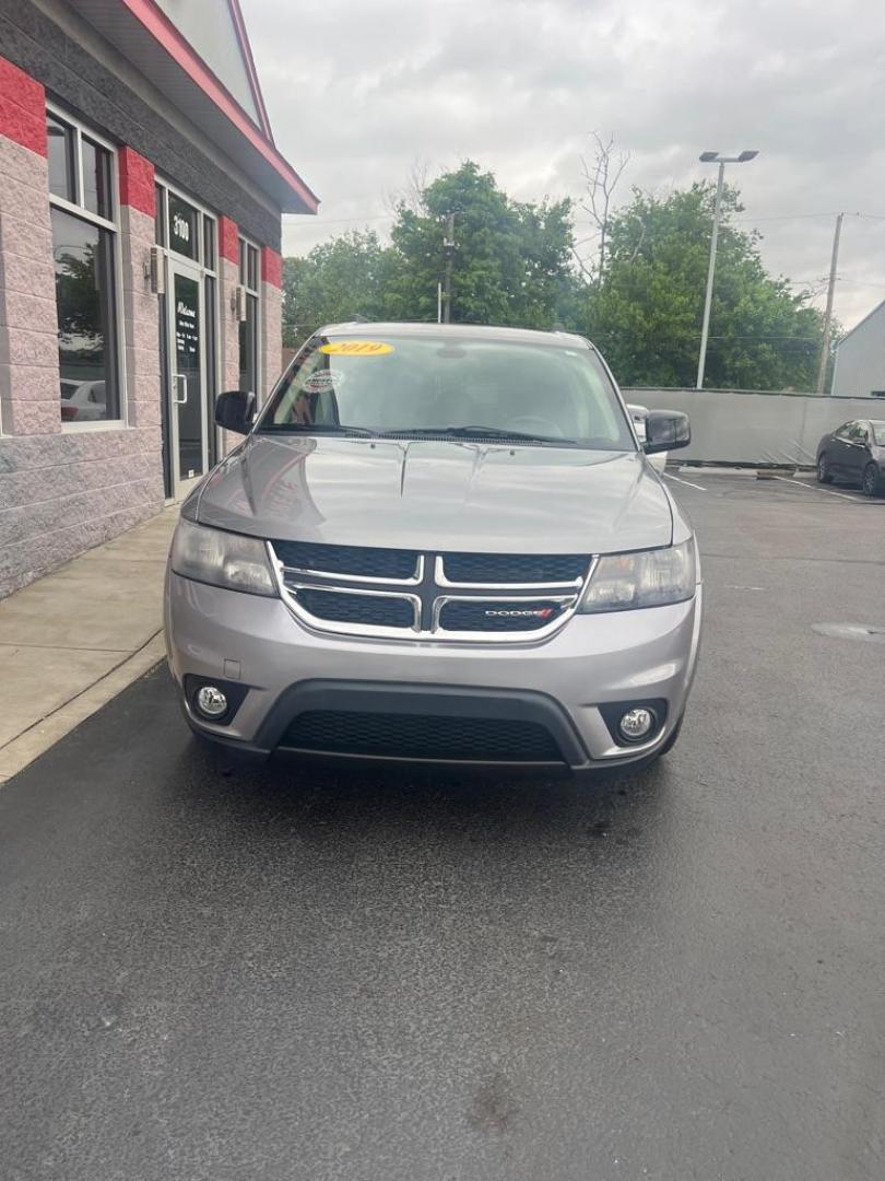 2019 SILVER DODGE JOURNEY SE (3C4PDCBB0KT) with an 2.4L engine, Automatic transmission, located at 3100 Covert Avenue, Evansville, IN, 47714, (812) 473-4492, 37.955418, -87.512238 - Photo#1