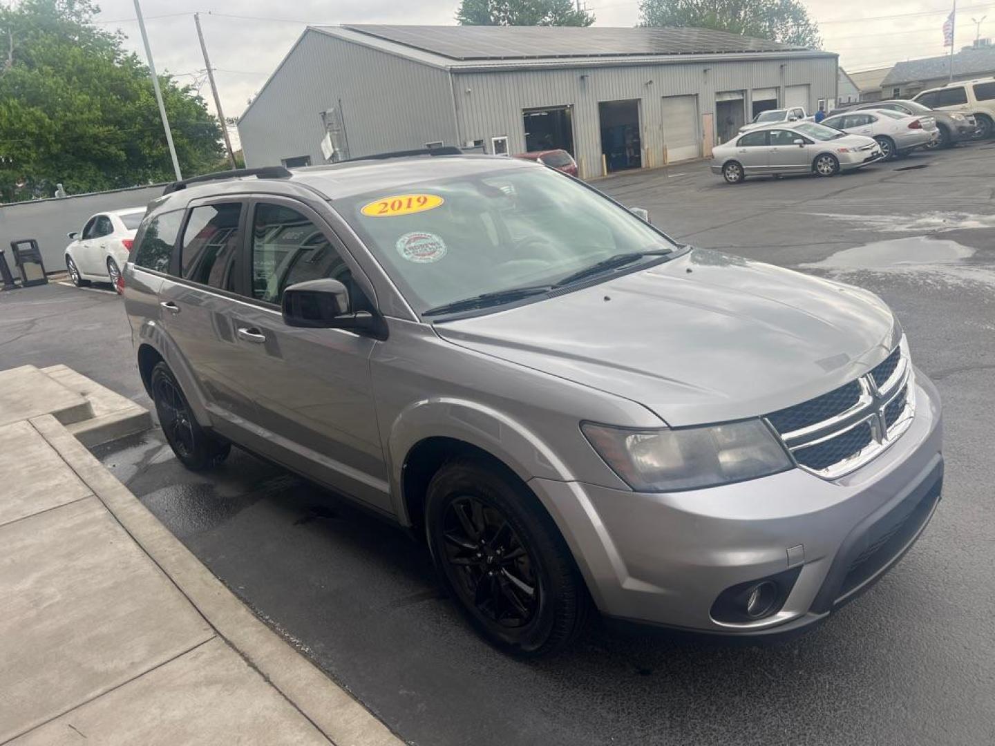 2019 SILVER DODGE JOURNEY SE (3C4PDCBB0KT) with an 2.4L engine, Automatic transmission, located at 3100 Covert Avenue, Evansville, IN, 47714, (812) 473-4492, 37.955418, -87.512238 - Photo#2