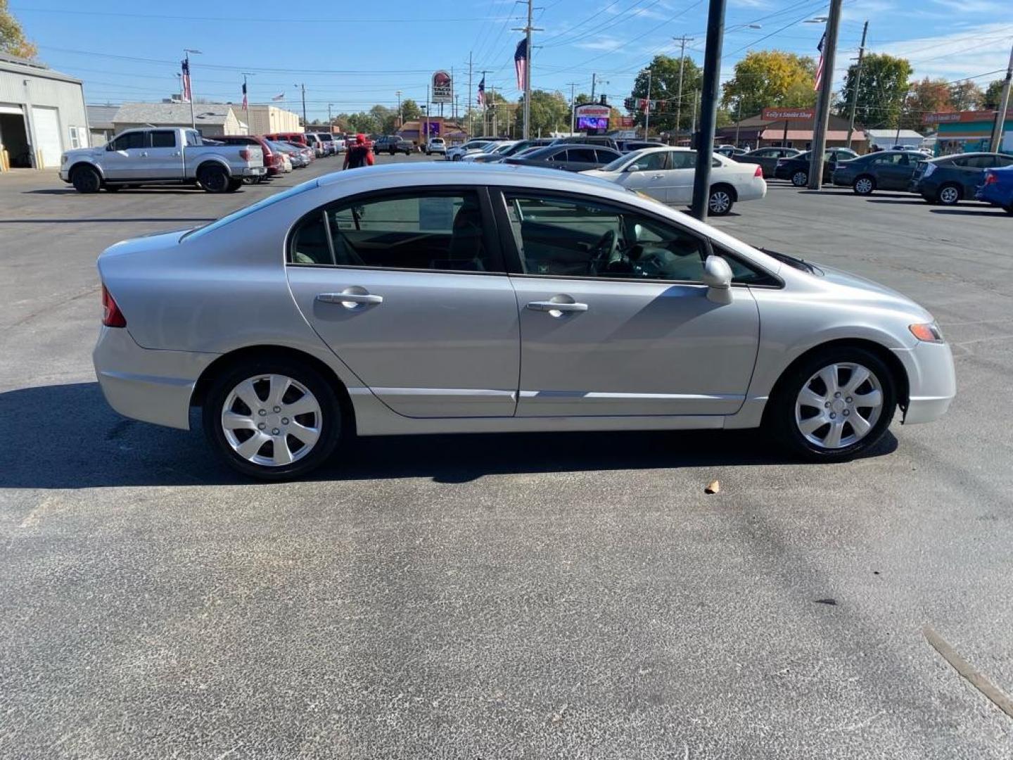 2006 SILVER HONDA CIVIC LX (1HGFA16576L) with an 1.8L engine, Automatic transmission, located at 3100 Covert Avenue, Evansville, IN, 47714, (812) 473-4492, 37.955418, -87.512238 - Photo#2