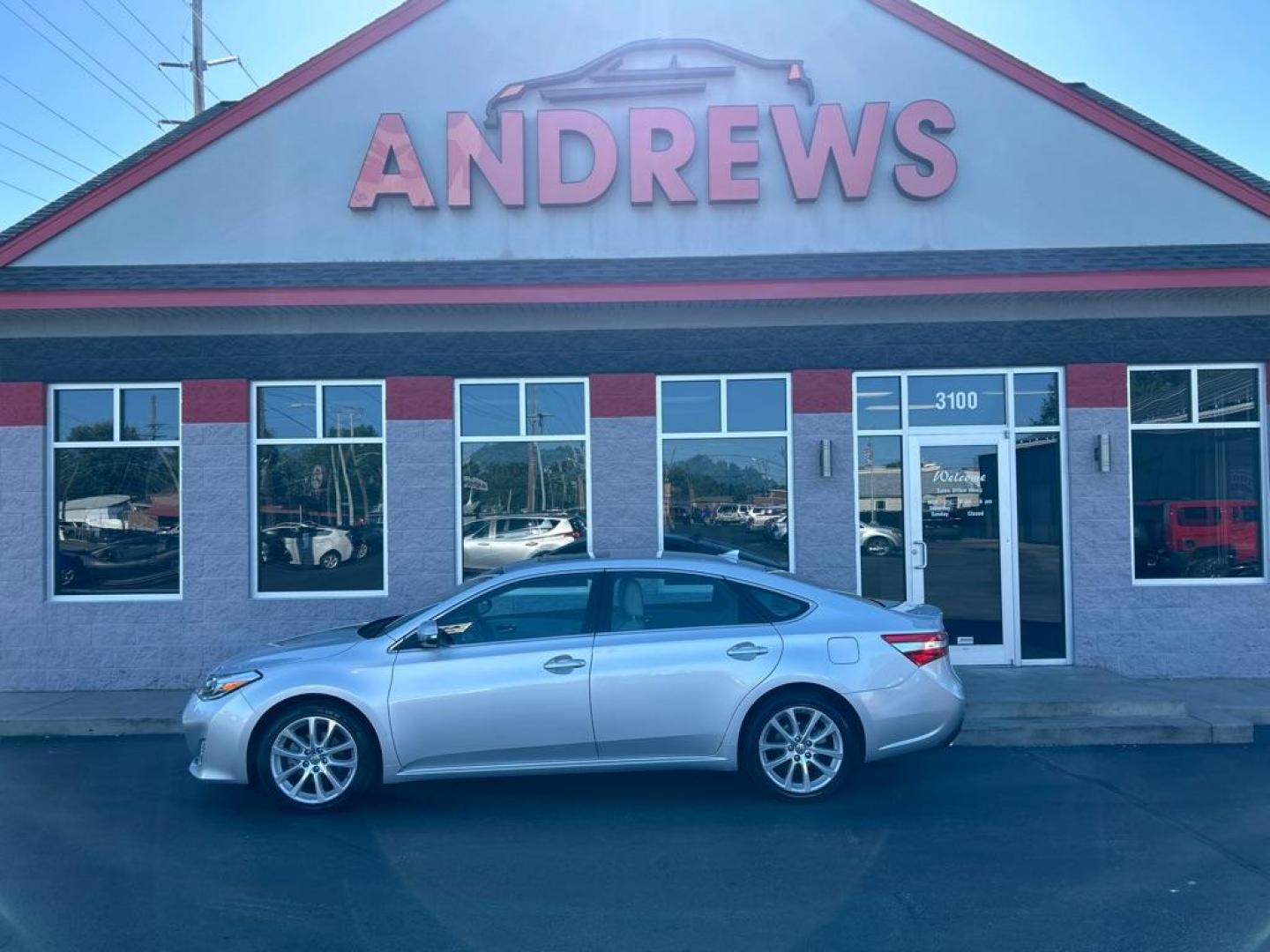 2014 SILVER TOYOTA AVALON Limitied (4T1BK1EB8EU) with an 3.5L engine, Automatic transmission, located at 3100 Covert Avenue, Evansville, IN, 47714, (812) 473-4492, 37.955418, -87.512238 - Photo#0