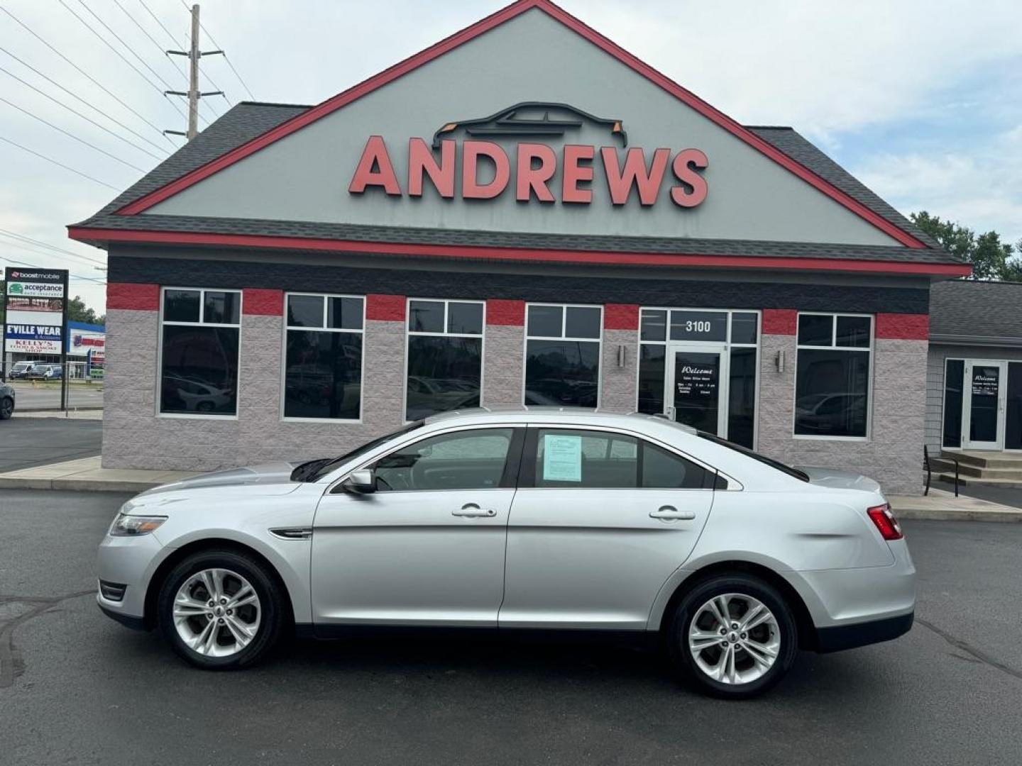 2015 SILVER FORD TAURUS SEL (1FAHP2E82FG) with an 3.5L engine, Automatic transmission, located at 3100 Covert Avenue, Evansville, IN, 47714, (812) 473-4492, 37.955418, -87.512238 - Photo#0