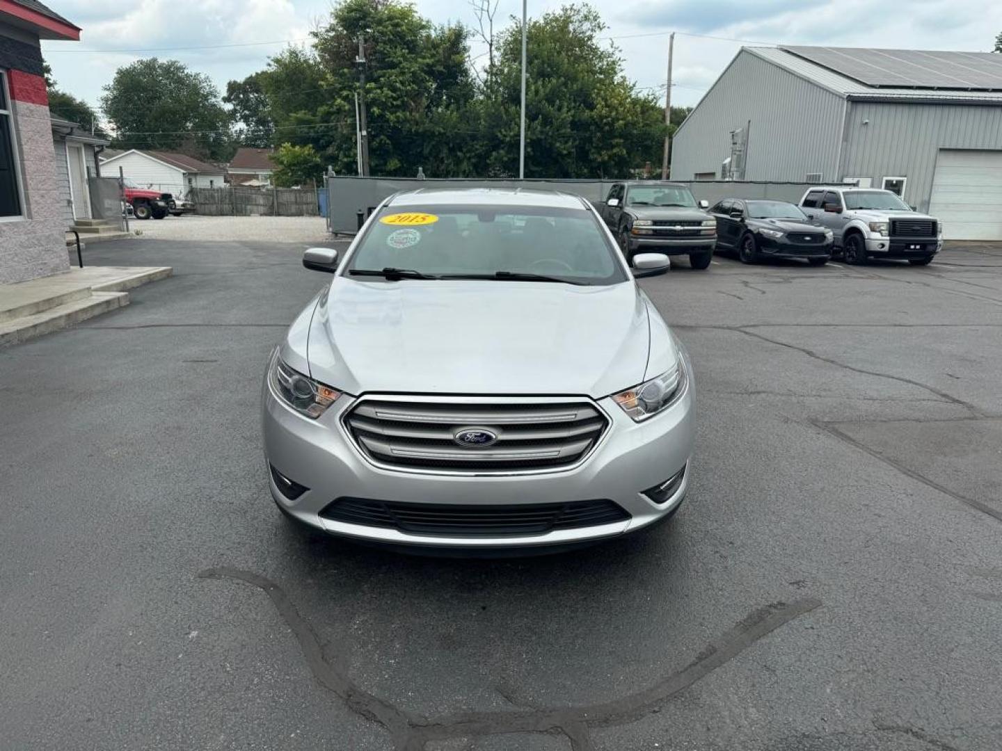 2015 SILVER FORD TAURUS SEL (1FAHP2E82FG) with an 3.5L engine, Automatic transmission, located at 3100 Covert Avenue, Evansville, IN, 47714, (812) 473-4492, 37.955418, -87.512238 - Photo#1