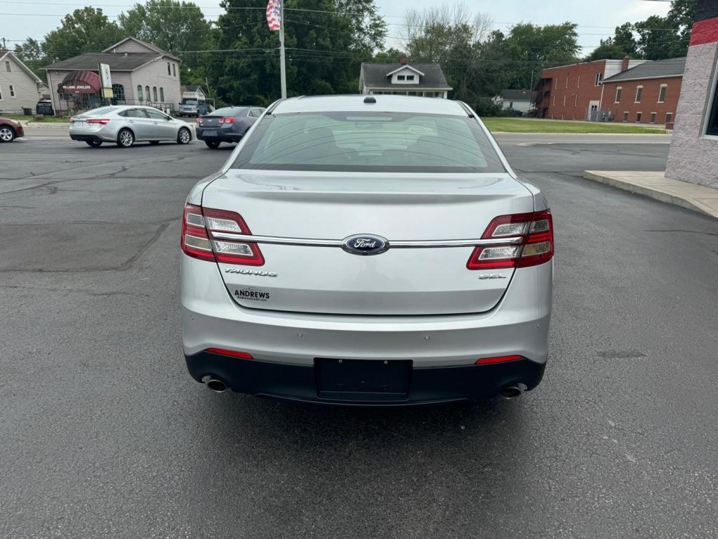 2015 SILVER FORD TAURUS SEL (1FAHP2E82FG) with an 3.5L engine, Automatic transmission, located at 3100 Covert Avenue, Evansville, IN, 47714, (812) 473-4492, 37.955418, -87.512238 - Photo#3