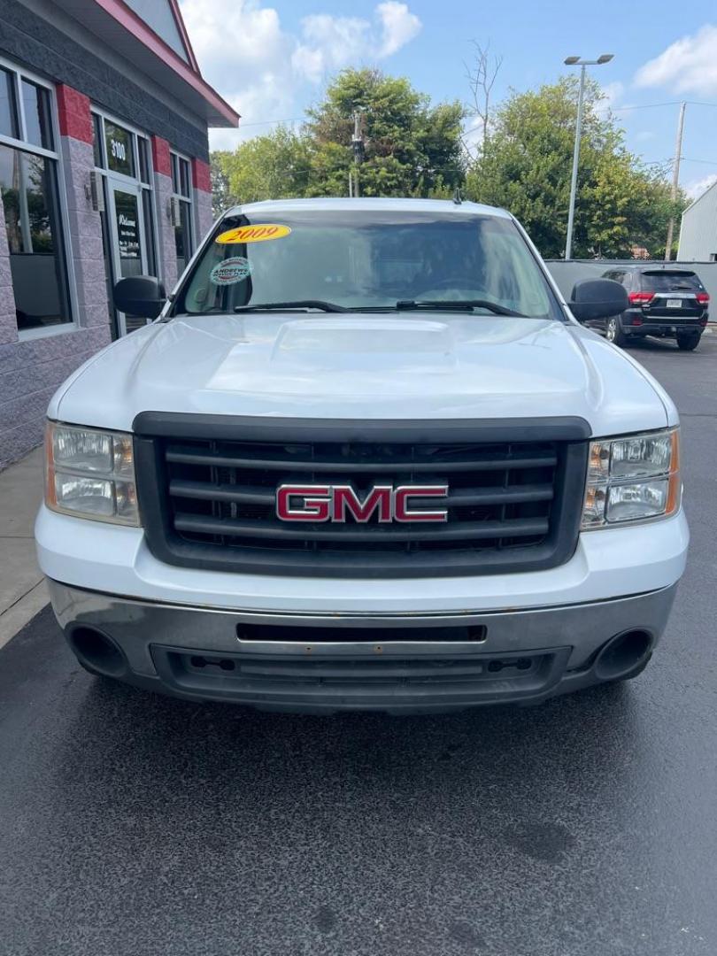 2008 WHITE GMC SIERRA 1500 (2GTEK13MX81) with an 5.3L engine, Automatic transmission, located at 3100 Covert Avenue, Evansville, IN, 47714, (812) 473-4492, 37.955418, -87.512238 - Photo#1