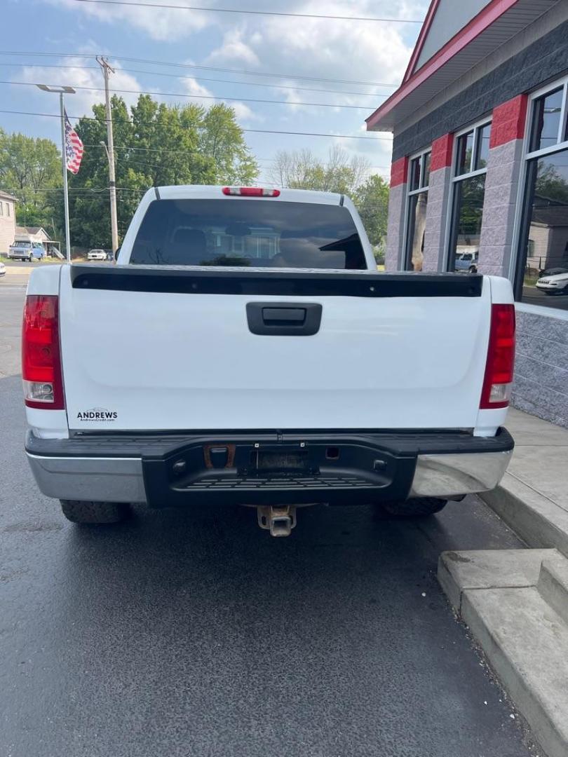 2008 WHITE GMC SIERRA 1500 (2GTEK13MX81) with an 5.3L engine, Automatic transmission, located at 3100 Covert Avenue, Evansville, IN, 47714, (812) 473-4492, 37.955418, -87.512238 - Photo#5