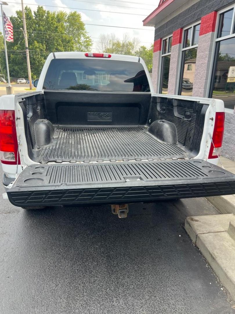 2008 WHITE GMC SIERRA 1500 (2GTEK13MX81) with an 5.3L engine, Automatic transmission, located at 3100 Covert Avenue, Evansville, IN, 47714, (812) 473-4492, 37.955418, -87.512238 - Photo#6