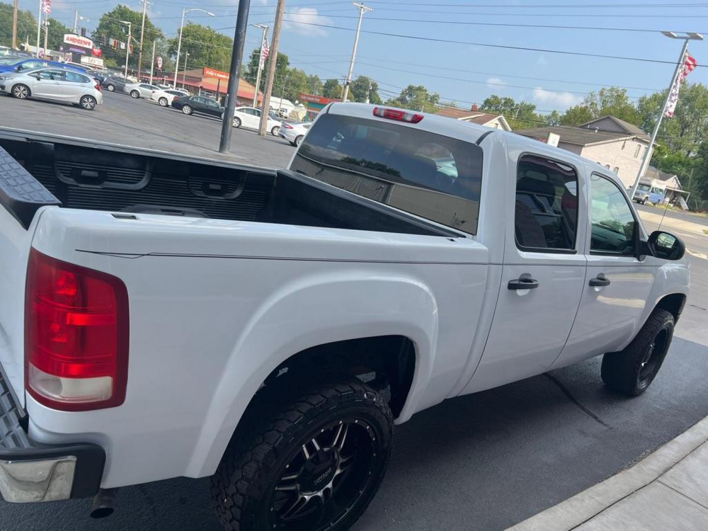 2008 WHITE GMC SIERRA 1500 (2GTEK13MX81) with an 5.3L engine, Automatic transmission, located at 3100 Covert Avenue, Evansville, IN, 47714, (812) 473-4492, 37.955418, -87.512238 - Photo#7