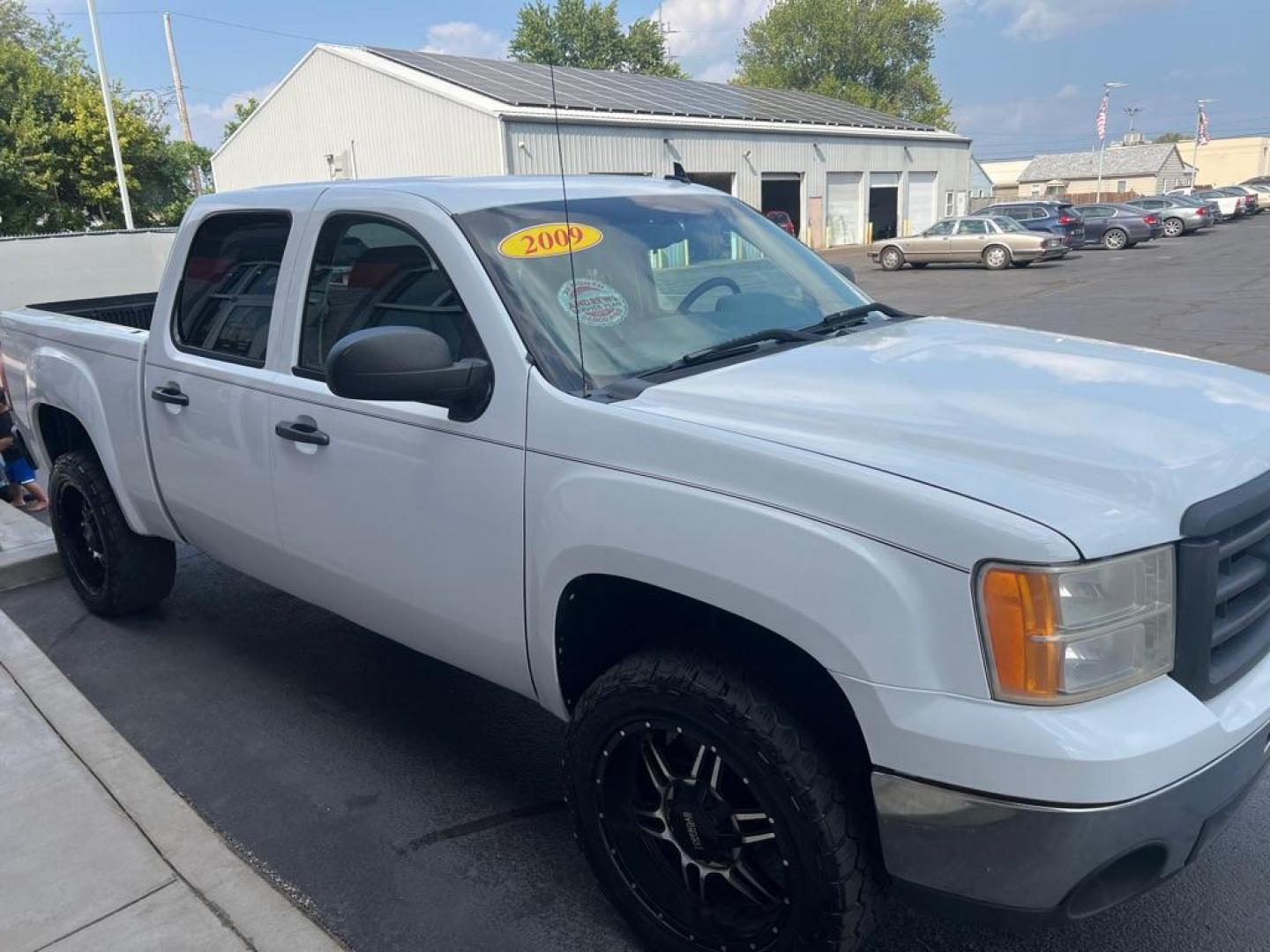 2008 WHITE GMC SIERRA 1500 (2GTEK13MX81) with an 5.3L engine, Automatic transmission, located at 3100 Covert Avenue, Evansville, IN, 47714, (812) 473-4492, 37.955418, -87.512238 - Photo#8