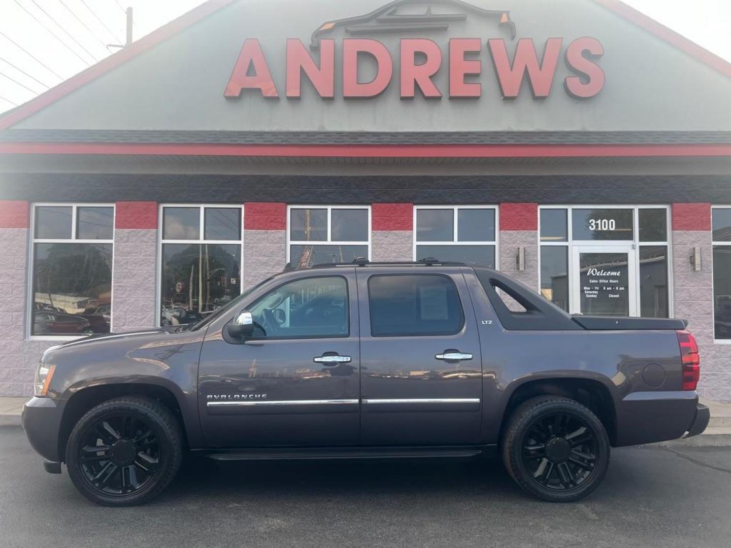 2010 GRAY CHEVROLET AVALANCHE LTZ (3GNVKGE05AG) with an 5.3L engine, Automatic transmission, located at 3100 Covert Avenue, Evansville, IN, 47714, (812) 473-4492, 37.955418, -87.512238 - Photo#0