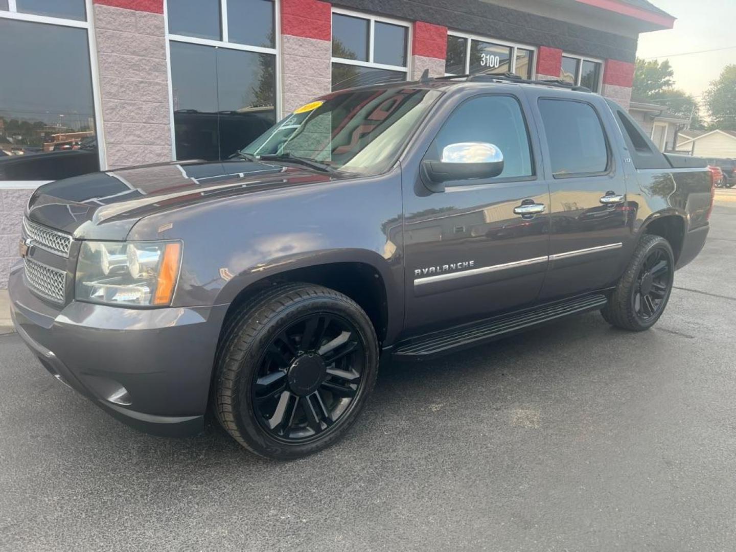 2010 GRAY CHEVROLET AVALANCHE LTZ (3GNVKGE05AG) with an 5.3L engine, Automatic transmission, located at 3100 Covert Avenue, Evansville, IN, 47714, (812) 473-4492, 37.955418, -87.512238 - Photo#1