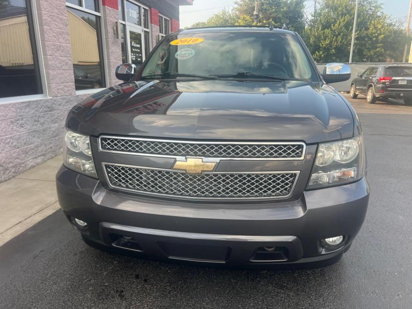 2010 GRAY CHEVROLET AVALANCHE LTZ (3GNVKGE05AG) with an 5.3L engine, Automatic transmission, located at 3100 Covert Avenue, Evansville, IN, 47714, (812) 473-4492, 37.955418, -87.512238 - Photo#2