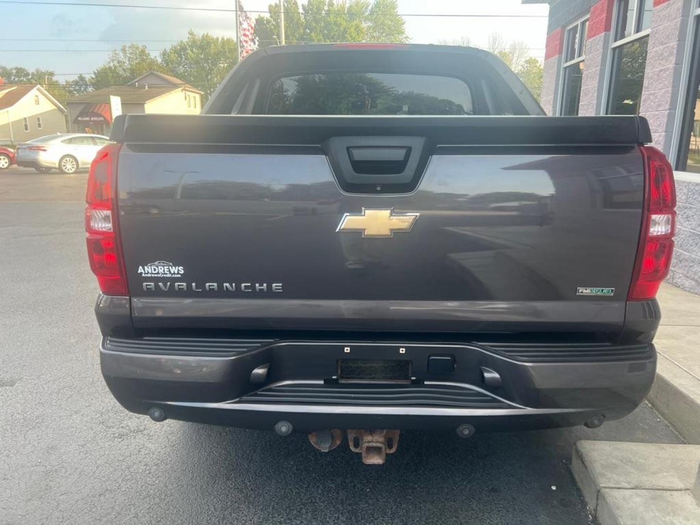 2010 GRAY CHEVROLET AVALANCHE LTZ (3GNVKGE05AG) with an 5.3L engine, Automatic transmission, located at 3100 Covert Avenue, Evansville, IN, 47714, (812) 473-4492, 37.955418, -87.512238 - Photo#3