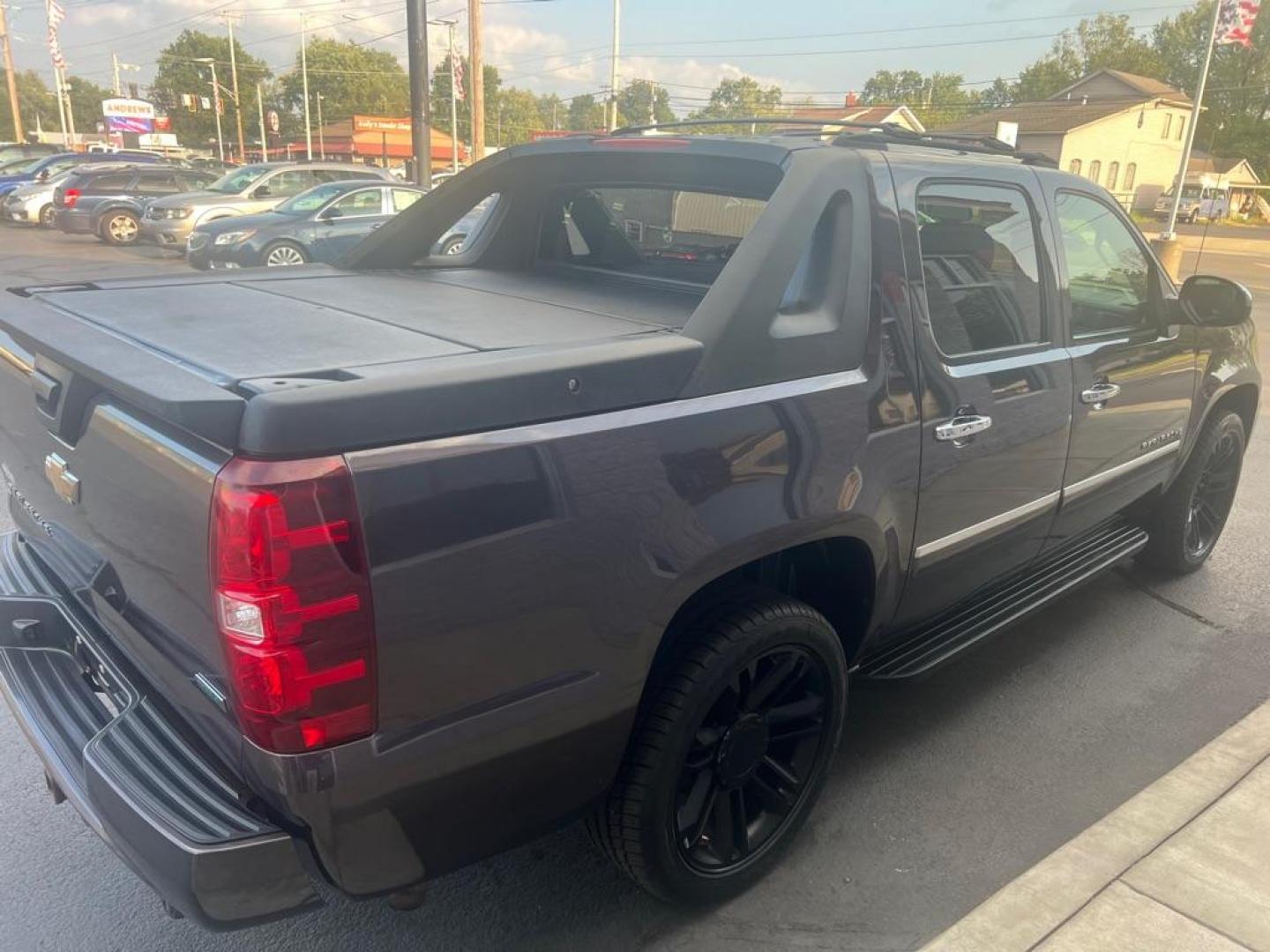 2010 GRAY CHEVROLET AVALANCHE LTZ (3GNVKGE05AG) with an 5.3L engine, Automatic transmission, located at 3100 Covert Avenue, Evansville, IN, 47714, (812) 473-4492, 37.955418, -87.512238 - Photo#4