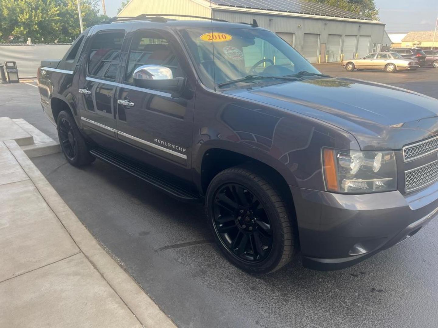 2010 GRAY CHEVROLET AVALANCHE LTZ (3GNVKGE05AG) with an 5.3L engine, Automatic transmission, located at 3100 Covert Avenue, Evansville, IN, 47714, (812) 473-4492, 37.955418, -87.512238 - Photo#5