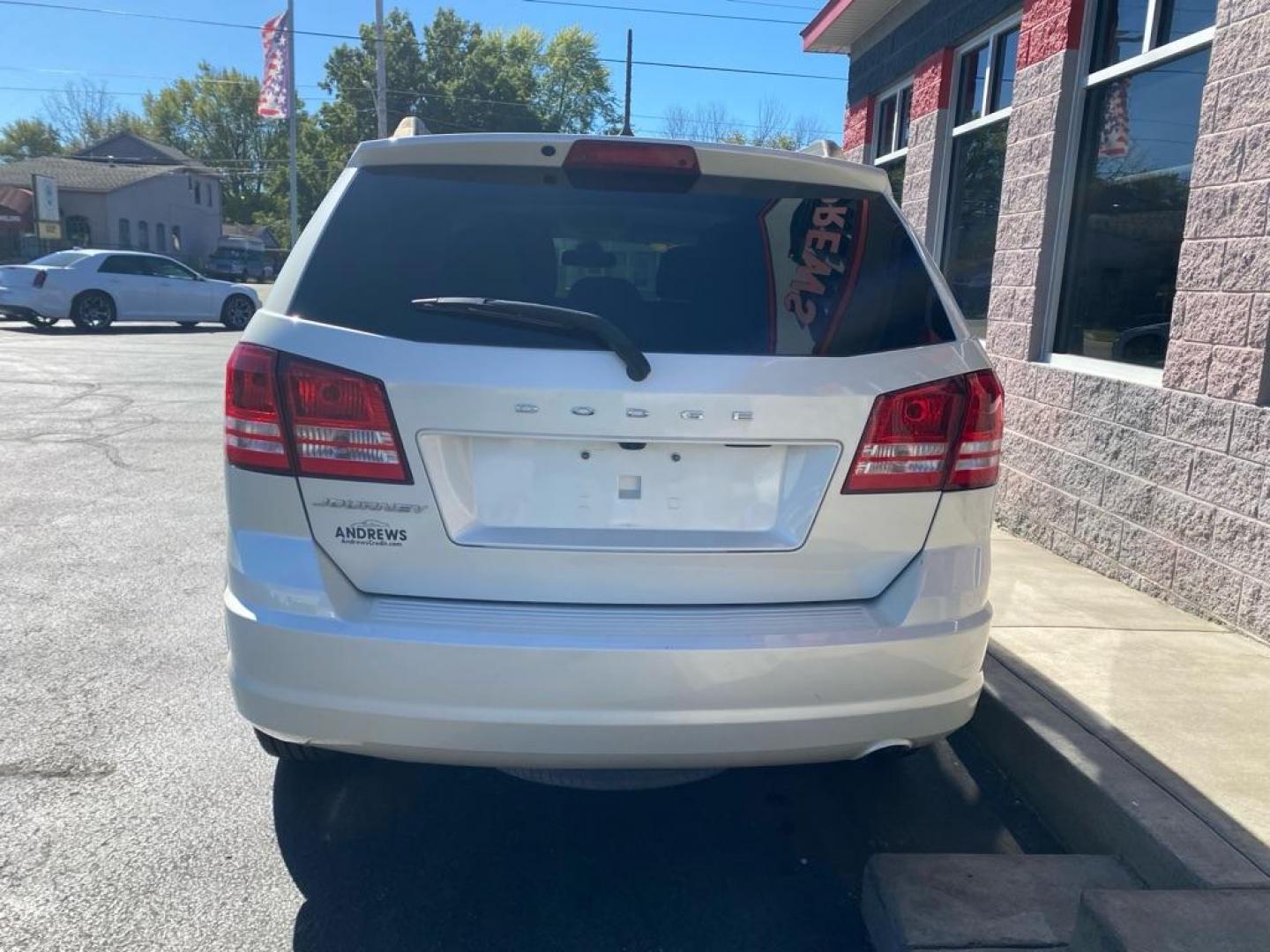 2018 WHITE DODGE JOURNEY SE (3C4PDCAB0JT) with an 2.4L engine, Automatic transmission, located at 3100 Covert Avenue, Evansville, IN, 47714, (812) 473-4492, 37.955418, -87.512238 - Photo#3