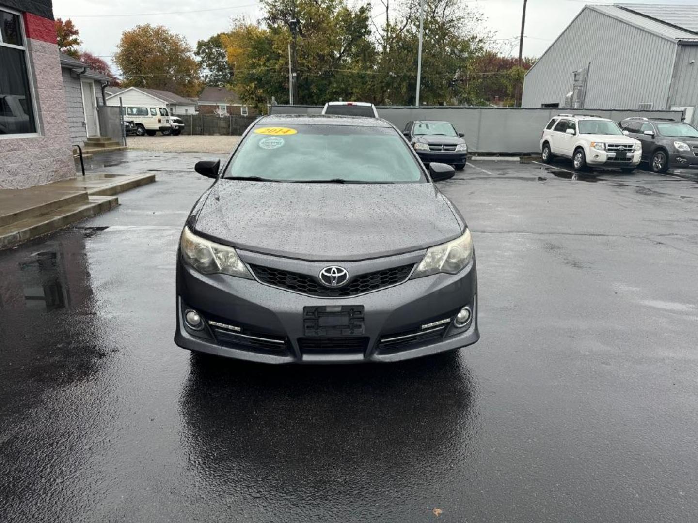 2014 GRAY TOYOTA CAMRY L (4T1BF1FK1EU) with an 2.5L engine, Automatic transmission, located at 3100 Covert Avenue, Evansville, IN, 47714, (812) 473-4492, 37.955418, -87.512238 - Photo#1