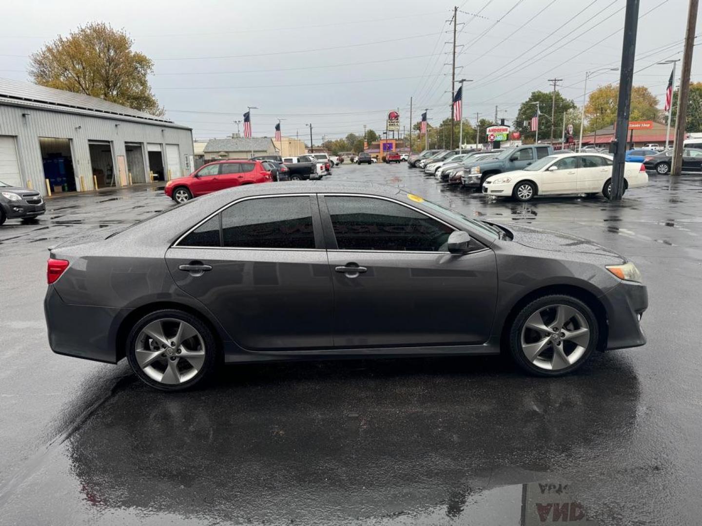 2014 GRAY TOYOTA CAMRY L (4T1BF1FK1EU) with an 2.5L engine, Automatic transmission, located at 3100 Covert Avenue, Evansville, IN, 47714, (812) 473-4492, 37.955418, -87.512238 - Photo#2