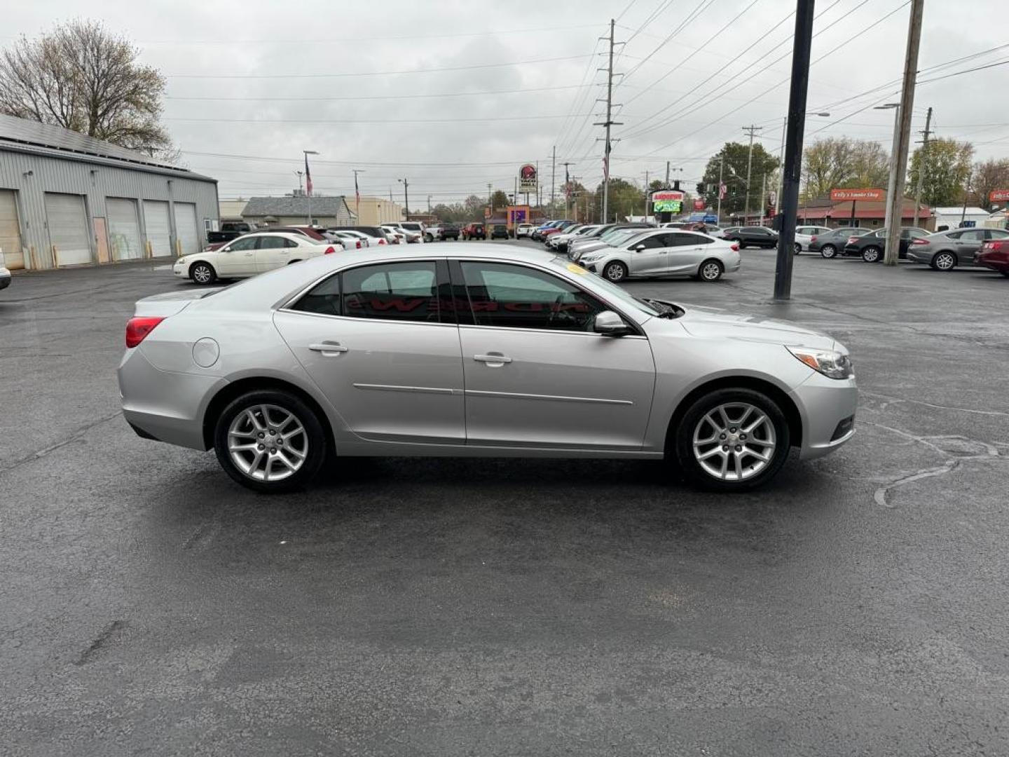 2016 SILVER CHEVROLET MALIBU LIMITED LT (1G11C5SA1GF) with an 2.5L engine, Automatic transmission, located at 3100 Covert Avenue, Evansville, IN, 47714, (812) 473-4492, 37.955418, -87.512238 - Photo#2