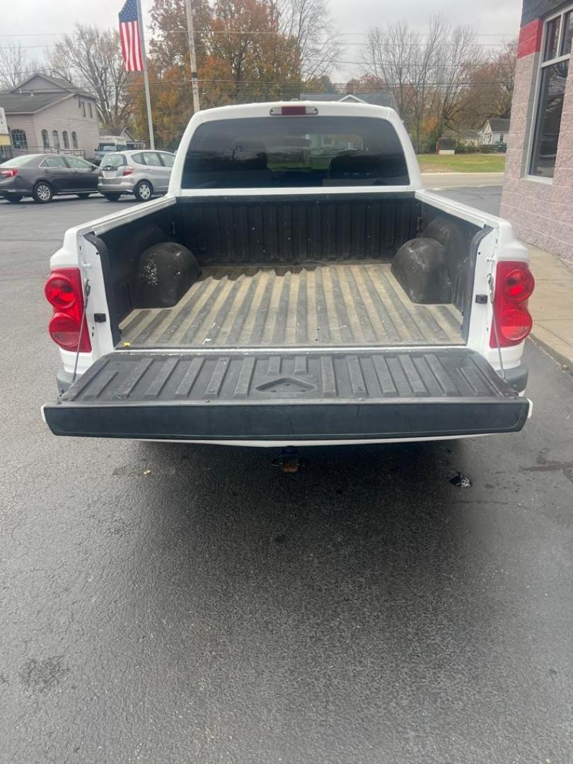 2008 WHITE DODGE DAKOTA QUAD SLT (1D7HE48NX8S) with an 4.7L engine, Automatic transmission, located at 3100 Covert Avenue, Evansville, IN, 47714, (812) 473-4492, 37.955418, -87.512238 - Photo#4