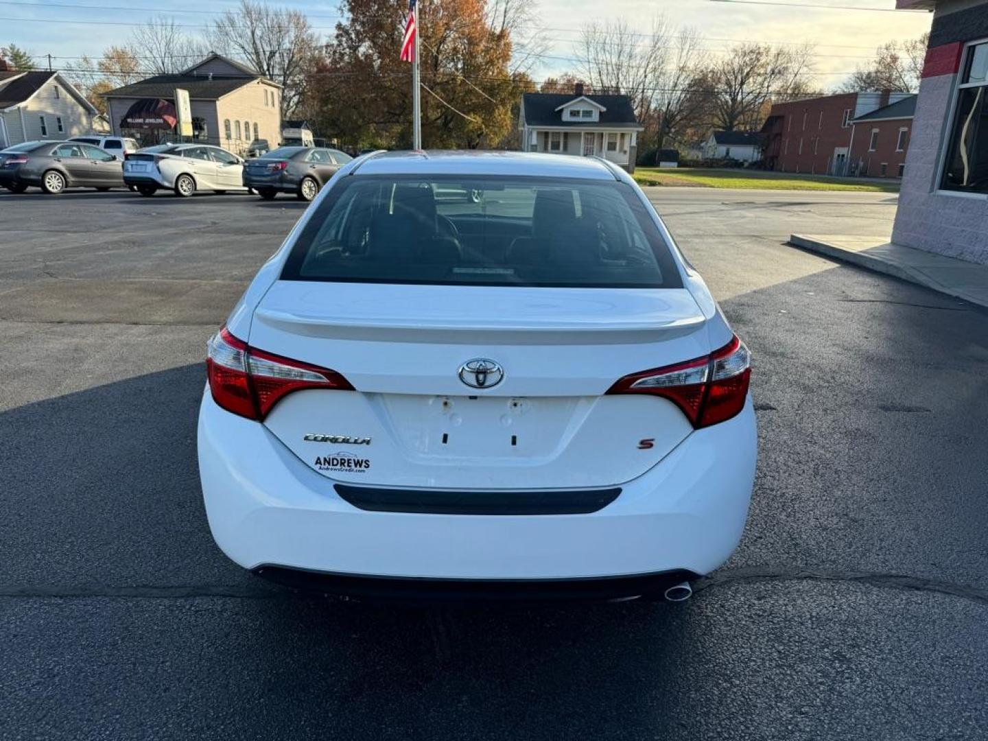 2016 WHITE TOYOTA COROLLA L (5YFBURHE7GP) with an 1.8L engine, Automatic transmission, located at 3100 Covert Avenue, Evansville, IN, 47714, (812) 473-4492, 37.955418, -87.512238 - Photo#3