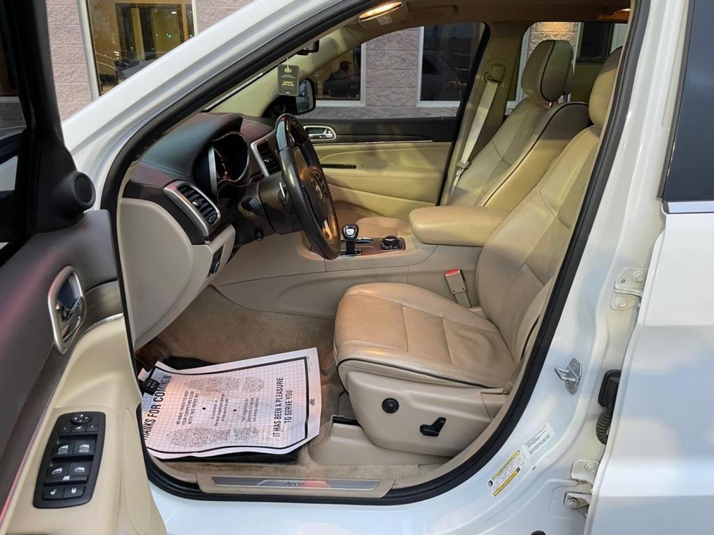 2015 WHITE JEEP GRAND CHEROKEE OVERLAND (1C4RJFCG2FC) with an 3.6L engine, Automatic transmission, located at 3100 Covert Avenue, Evansville, IN, 47714, (812) 473-4492, 37.955418, -87.512238 - Photo#5