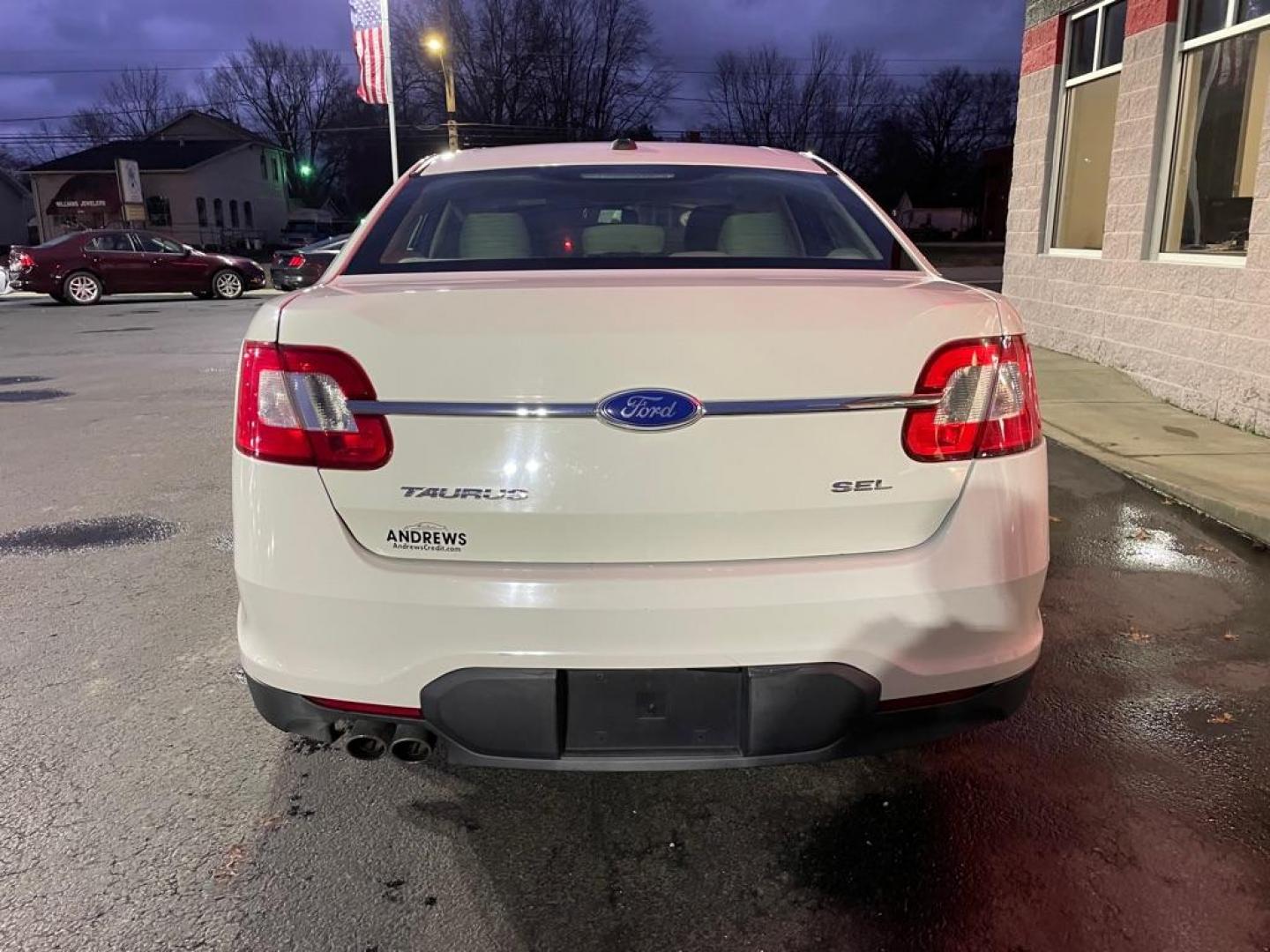 2012 WHITE FORD TAURUS SEL (1FAHP2EW9CG) with an 3.5L engine, Automatic transmission, located at 3100 Covert Avenue, Evansville, IN, 47714, (812) 473-4492, 37.955418, -87.512238 - Photo#3