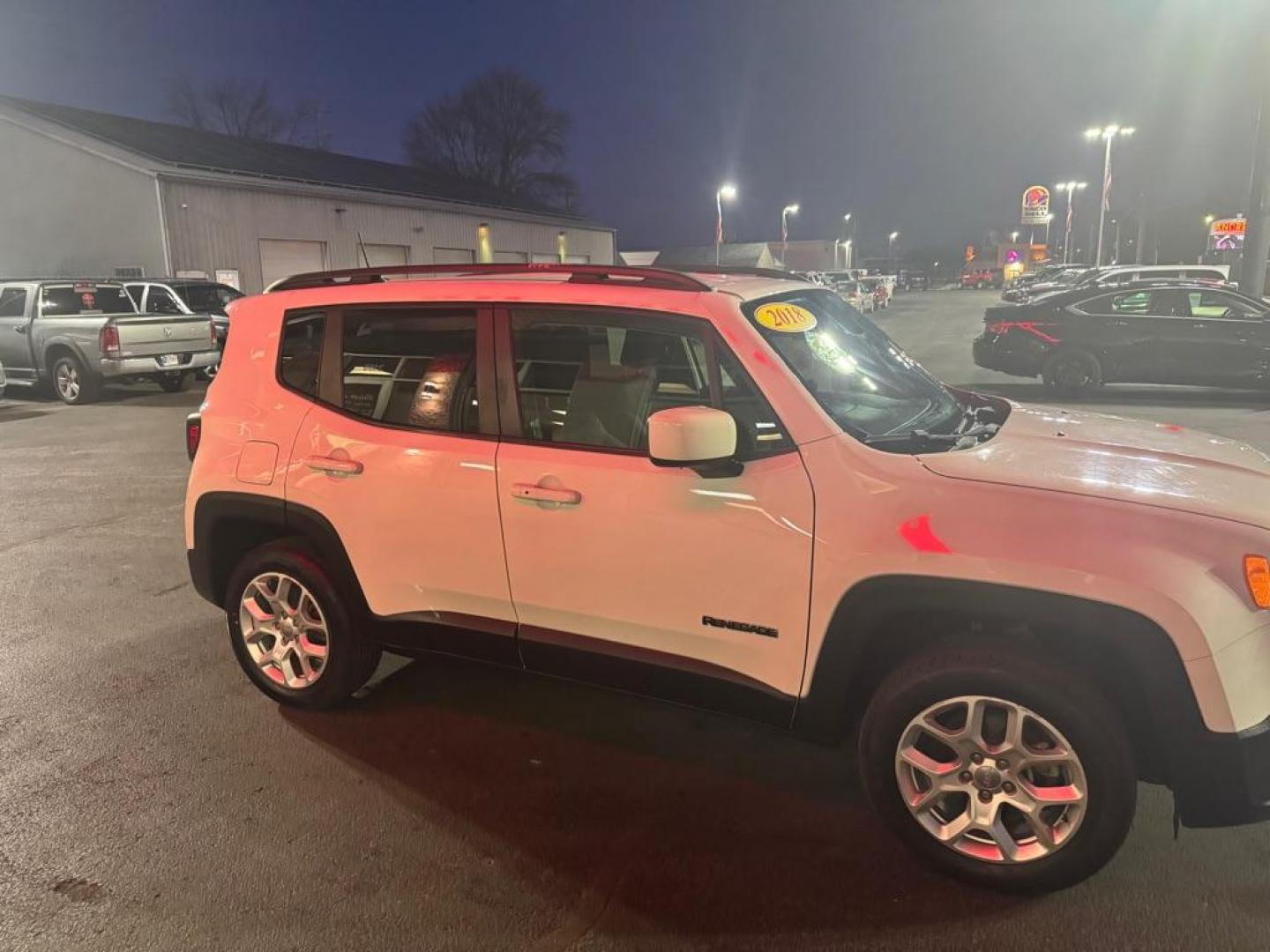 2018 WHITE JEEP RENEGADE LATITUDE (ZACCJBBB2JP) with an 2.4L engine, Automatic transmission, located at 3100 Covert Avenue, Evansville, IN, 47714, (812) 473-4492, 37.955418, -87.512238 - Photo#2