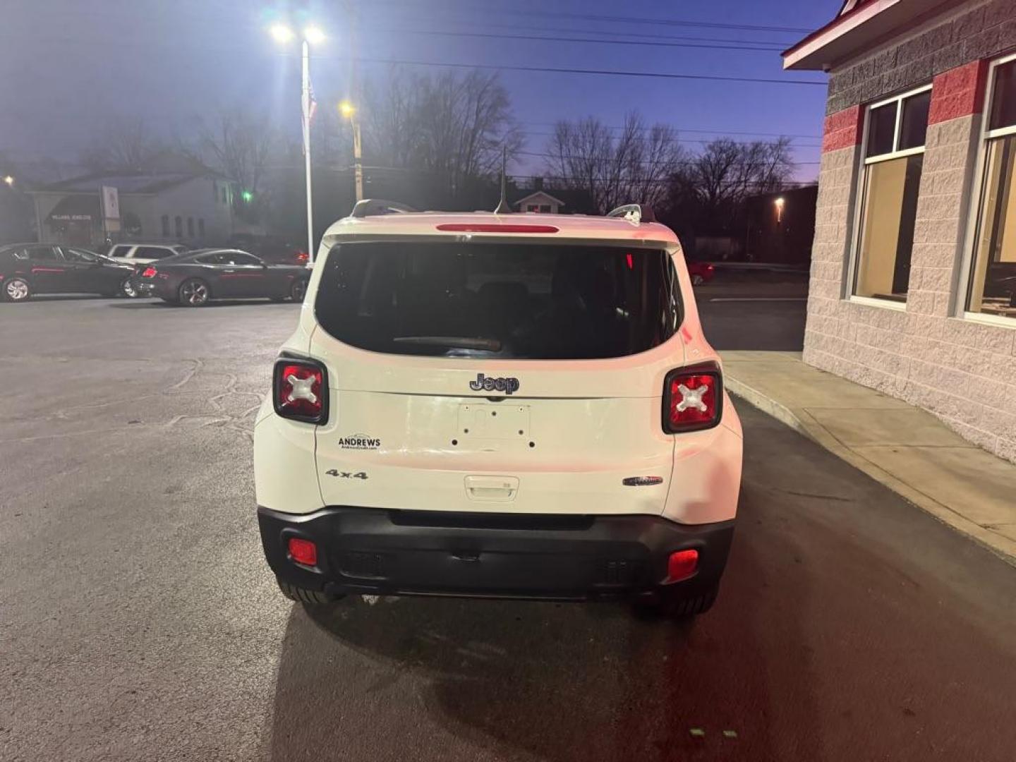 2018 WHITE JEEP RENEGADE LATITUDE (ZACCJBBB2JP) with an 2.4L engine, Automatic transmission, located at 3100 Covert Avenue, Evansville, IN, 47714, (812) 473-4492, 37.955418, -87.512238 - Photo#3