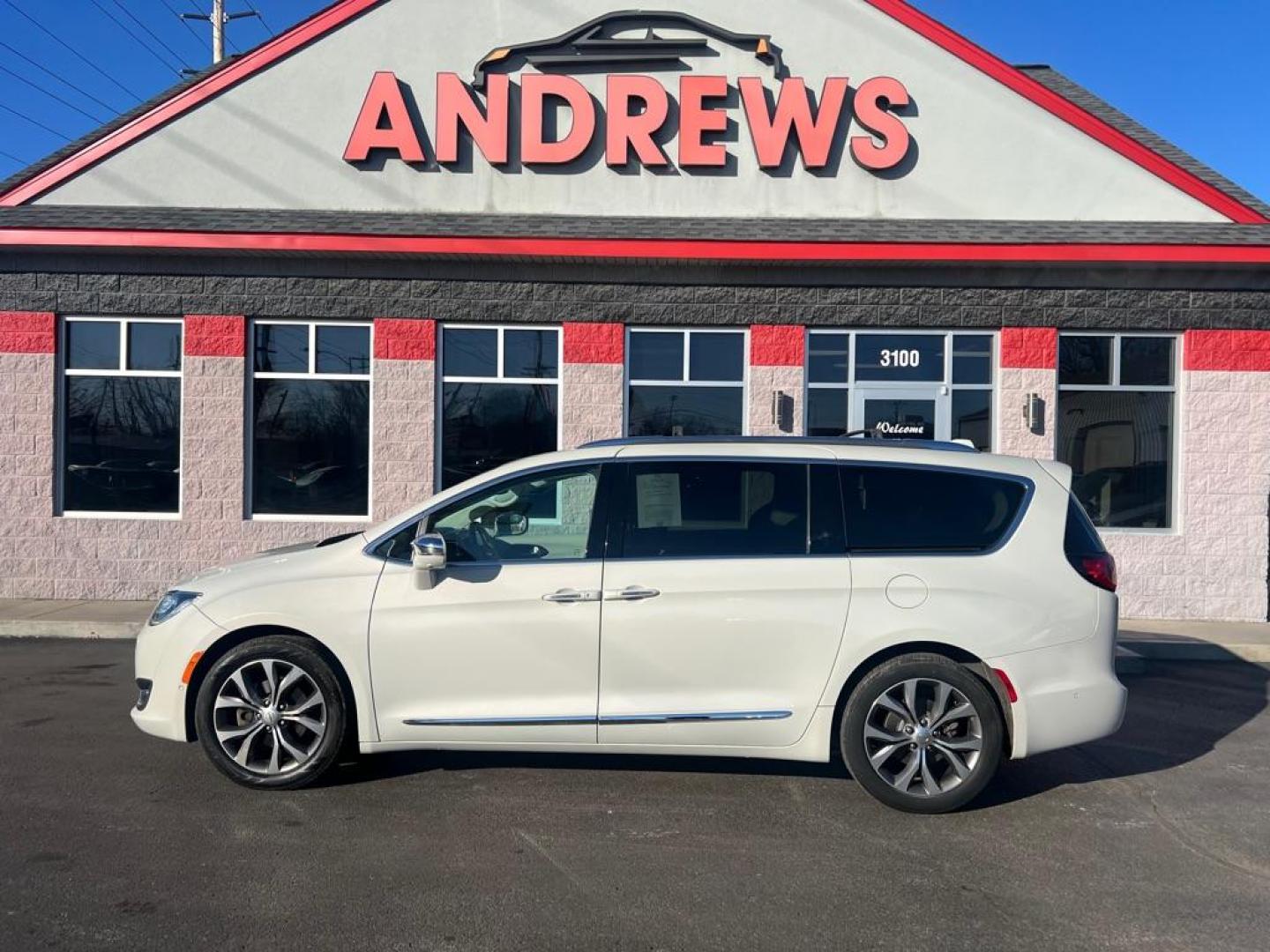 2017 WHITE CHRYSLER PACIFICA LIMITED (2C4RC1GG6HR) with an 3.6L engine, Automatic transmission, located at 3100 Covert Avenue, Evansville, IN, 47714, (812) 473-4492, 37.955418, -87.512238 - Photo#0