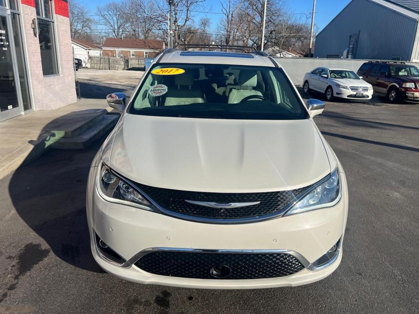 2017 WHITE CHRYSLER PACIFICA LIMITED (2C4RC1GG6HR) with an 3.6L engine, Automatic transmission, located at 3100 Covert Avenue, Evansville, IN, 47714, (812) 473-4492, 37.955418, -87.512238 - Photo#1