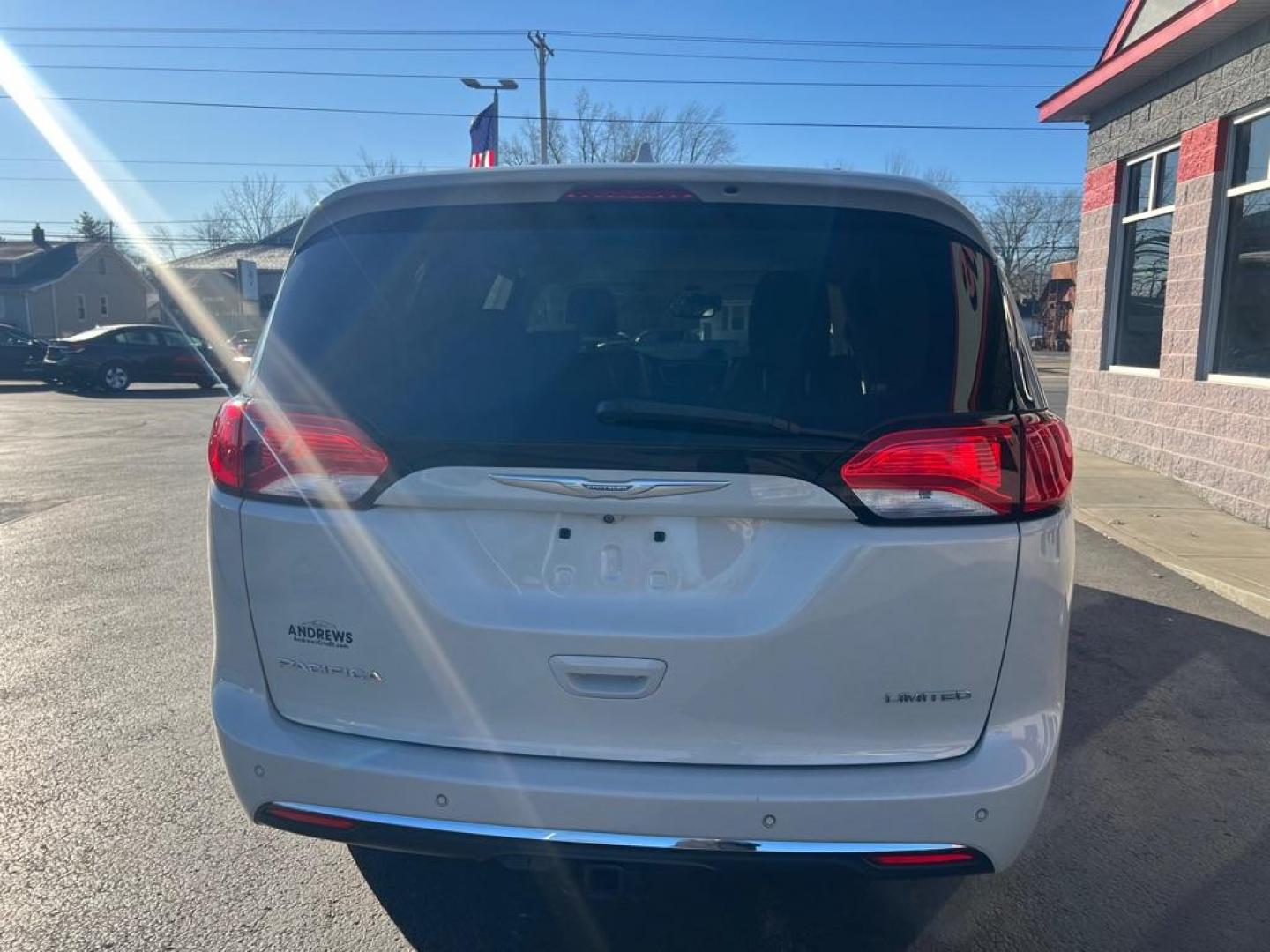 2017 WHITE CHRYSLER PACIFICA LIMITED (2C4RC1GG6HR) with an 3.6L engine, Automatic transmission, located at 3100 Covert Avenue, Evansville, IN, 47714, (812) 473-4492, 37.955418, -87.512238 - Photo#3